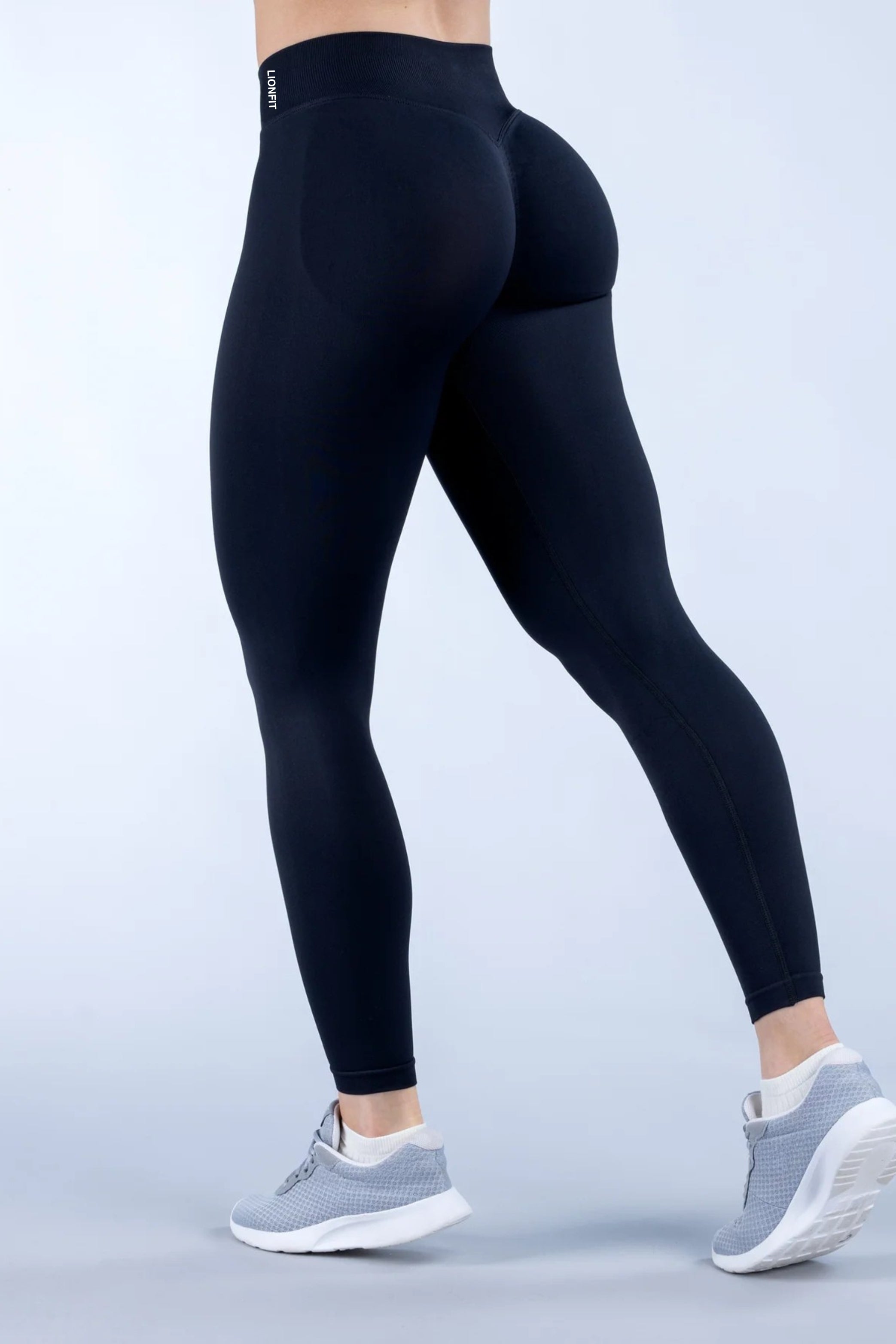 Kiara legging zwart - achterkant met naadloze afwerking en squatproof pasvorm voor intensieve training