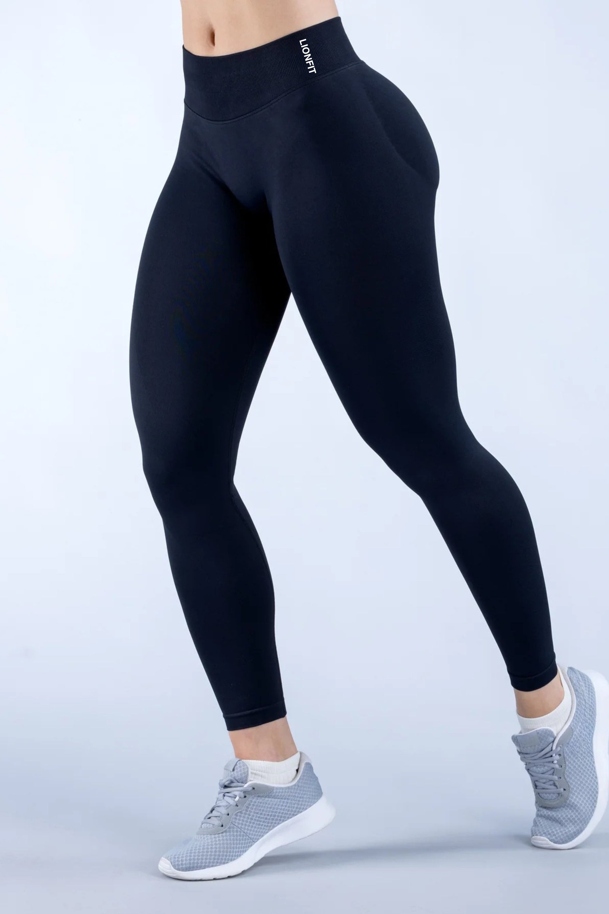 Kiara seamless mid waist legging in zwart - voorkant met flatterende pasvorm en stevige compressie