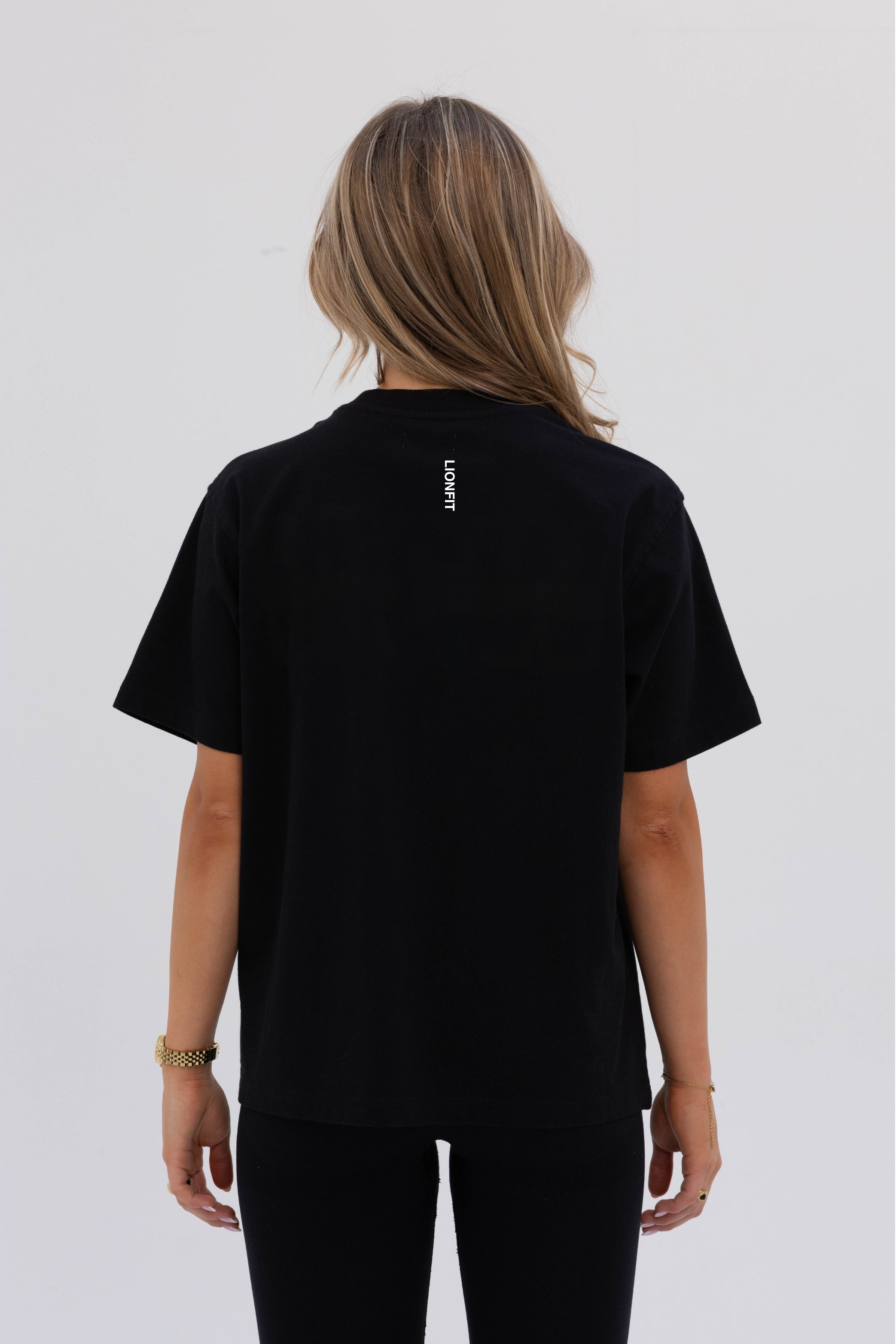 Achteraanzicht van de zwarte Kiara oversized tee - basic design met zachte stretch katoen