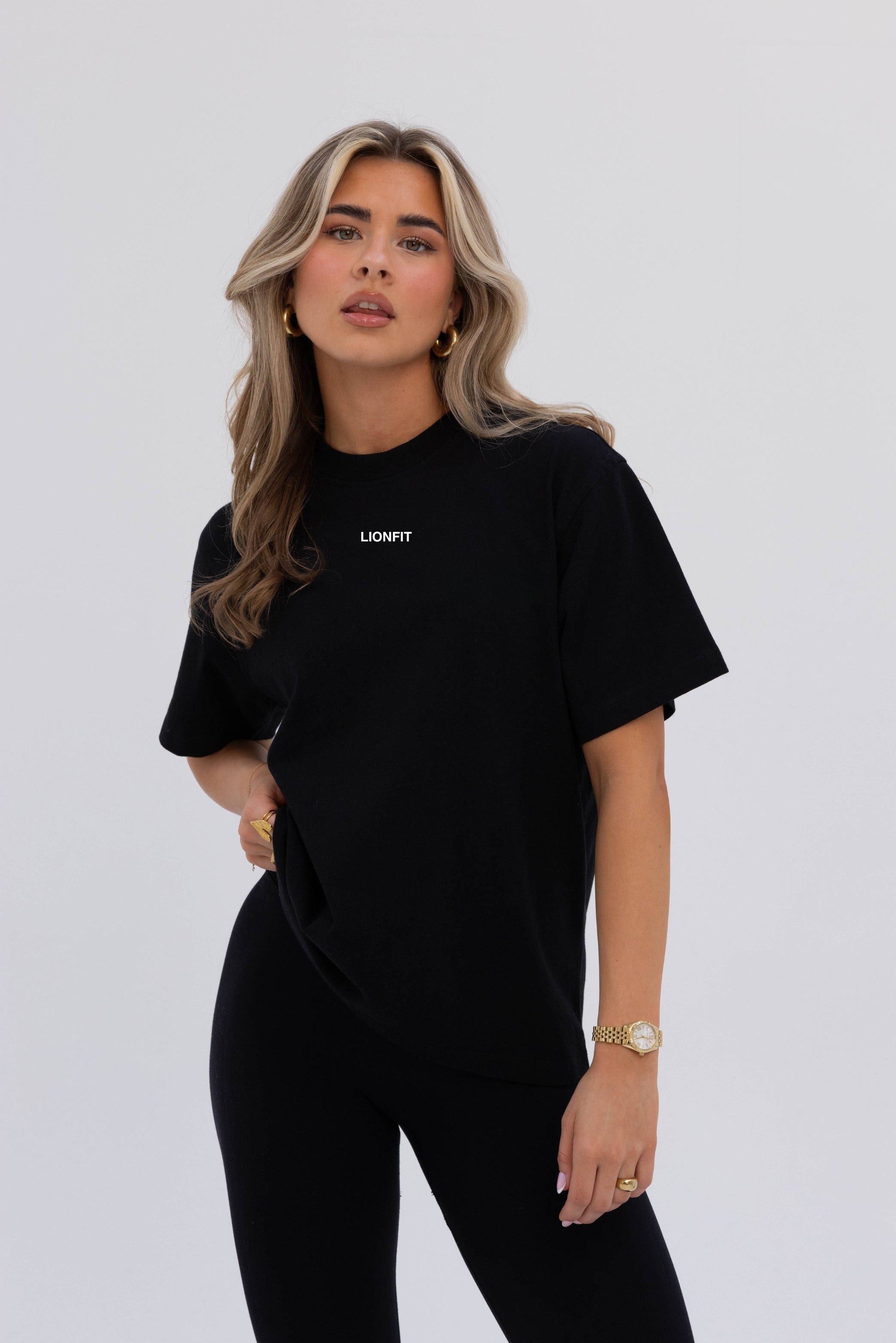 Zwarte Kiara oversized T-shirt voor dames - voorkant met relaxte fit en ademende katoenen stof