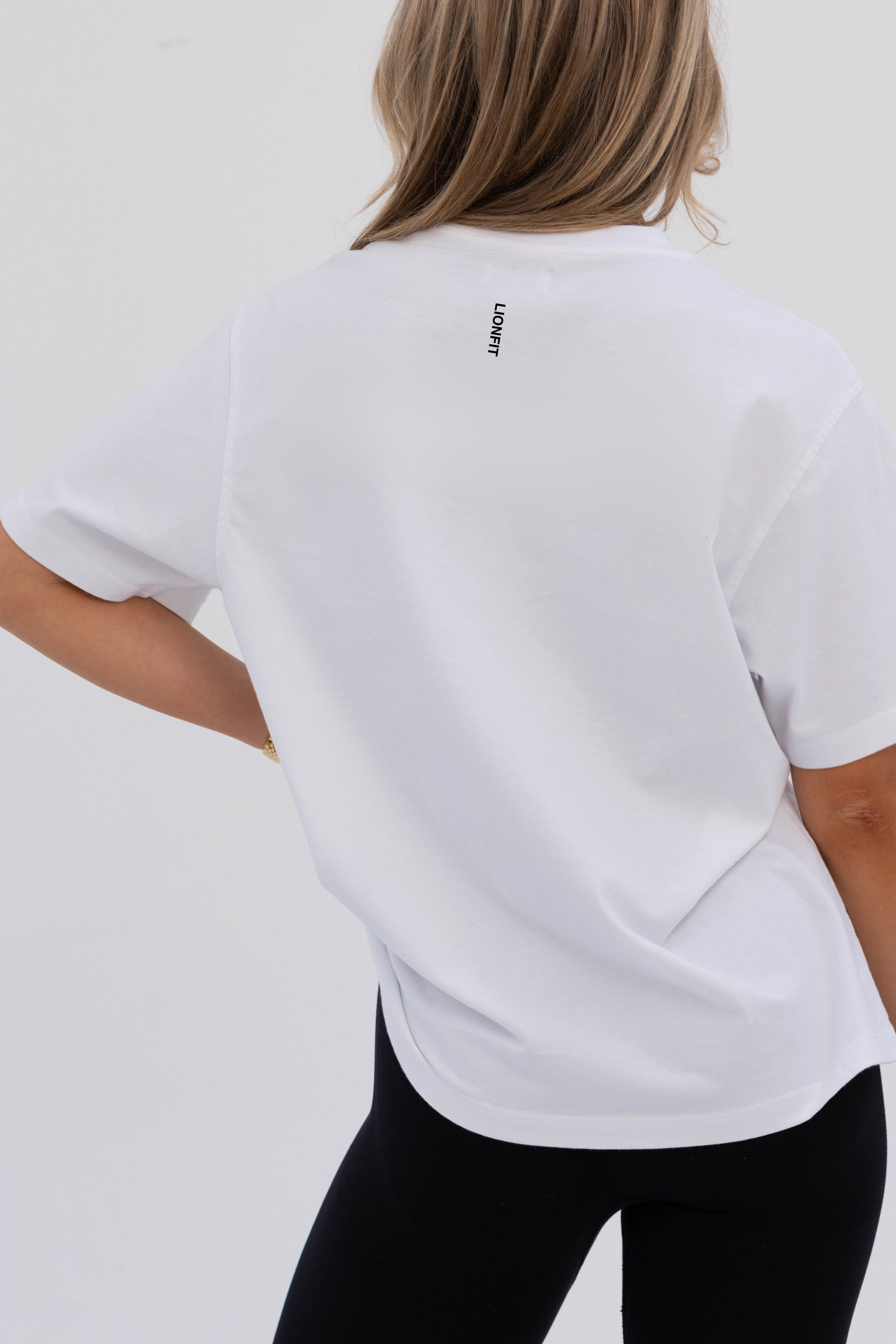 Achteraanzicht van de witte Kiara oversized tee - minimalistisch design en ademend katoen