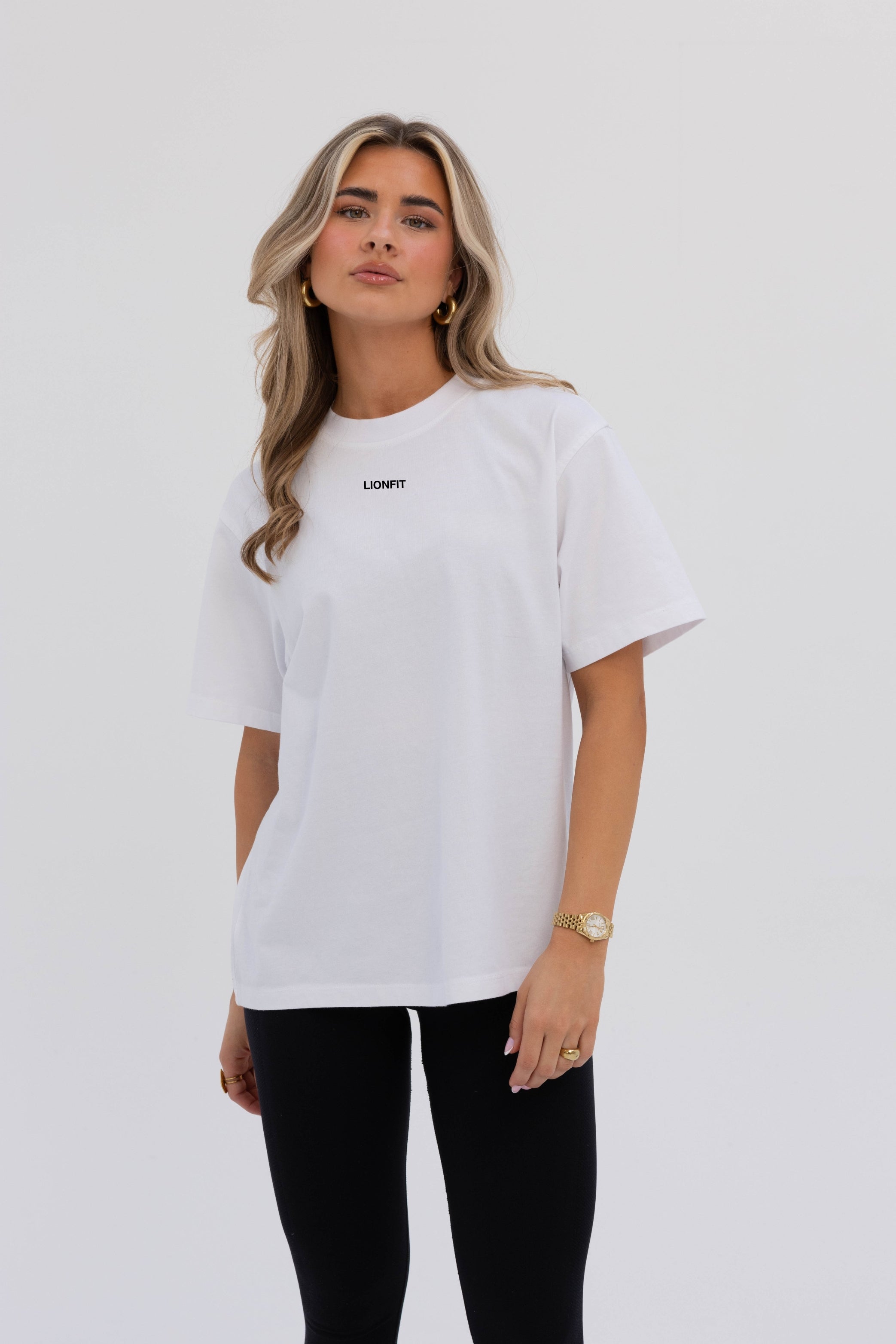 Witte Kiara oversized T-shirt voor dames - voorkant met relaxte pasvorm en zachte katoenen stof