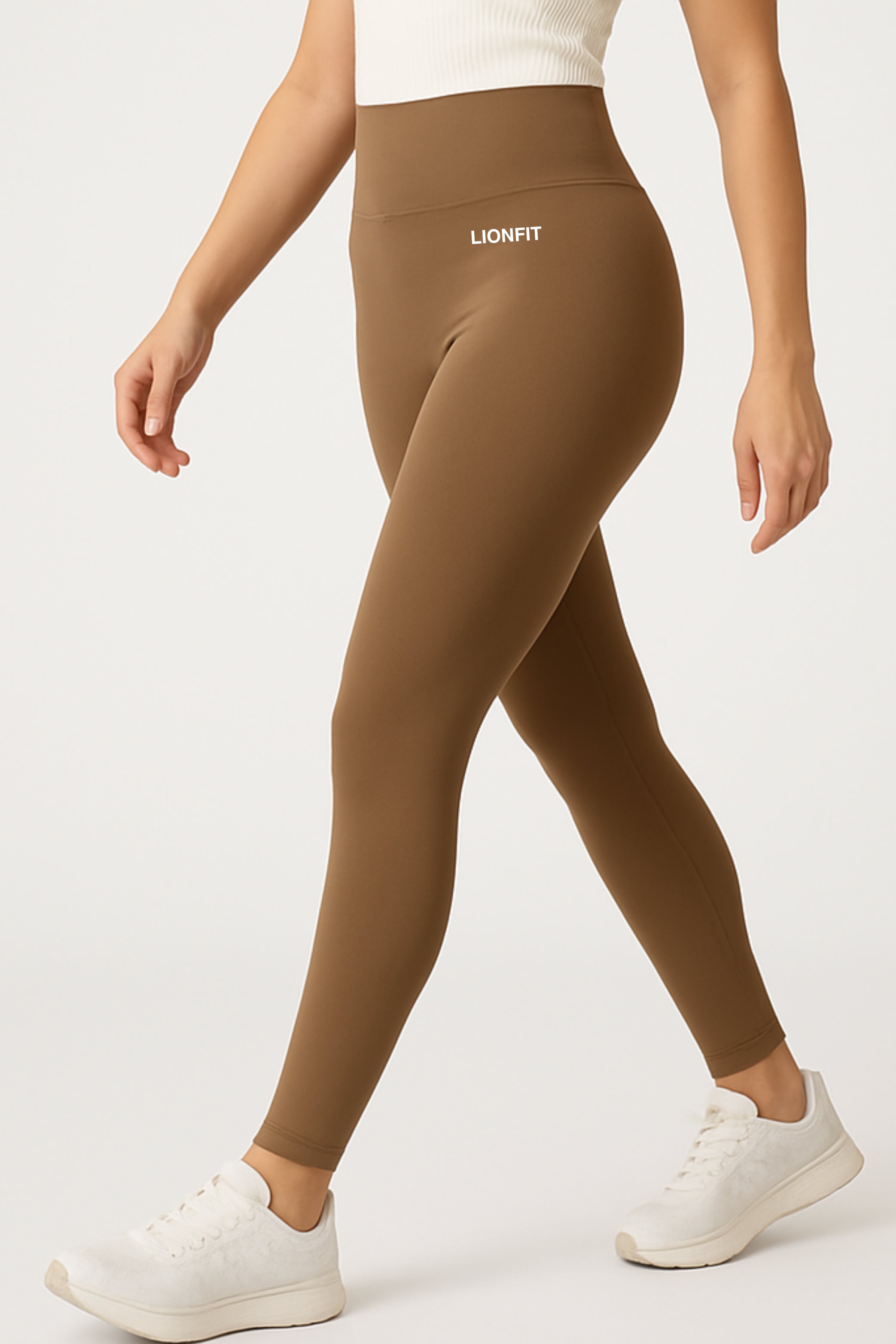 Mocha kleurige Lina seamless sportlegging - zijkant tijdens beweging, flatterende pasvorm