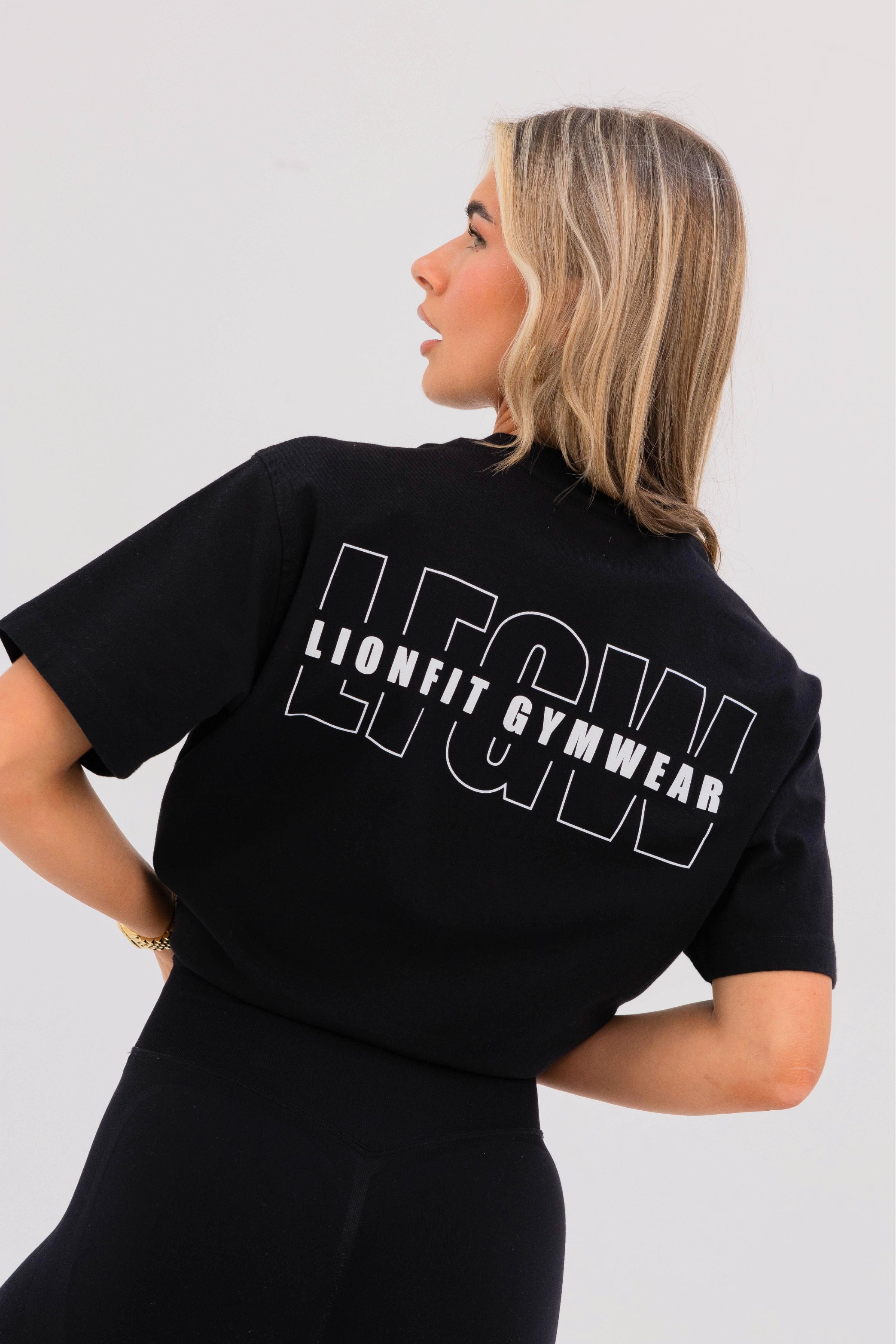 Zwarte oversized T-shirt van Nala - volledige achterkant met losse fit en subtiele branding
