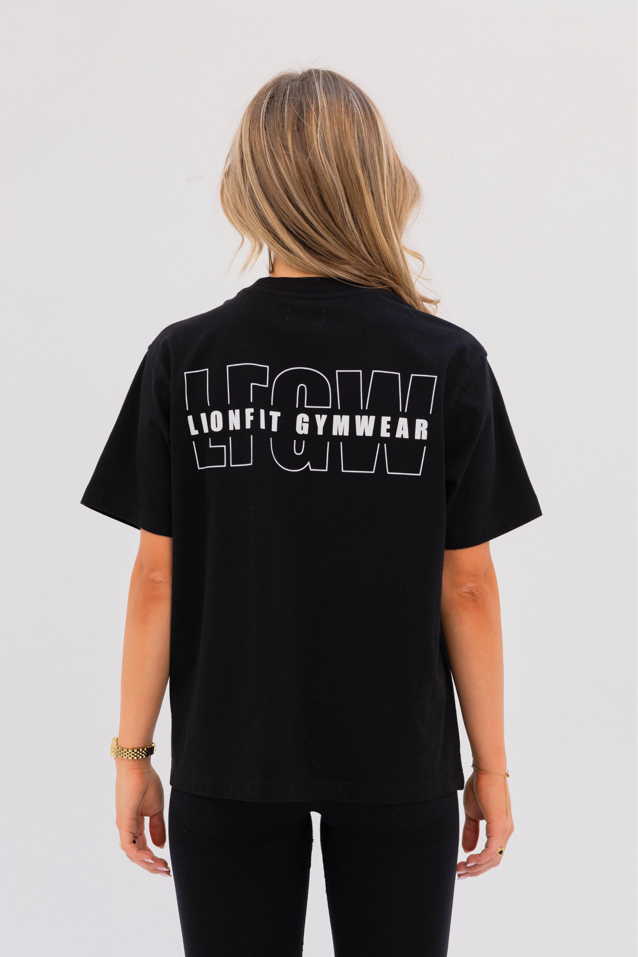 Achterkant van de zwarte Nala oversized tee - met logo detail en ruime pasvorm voor ultiem comfort