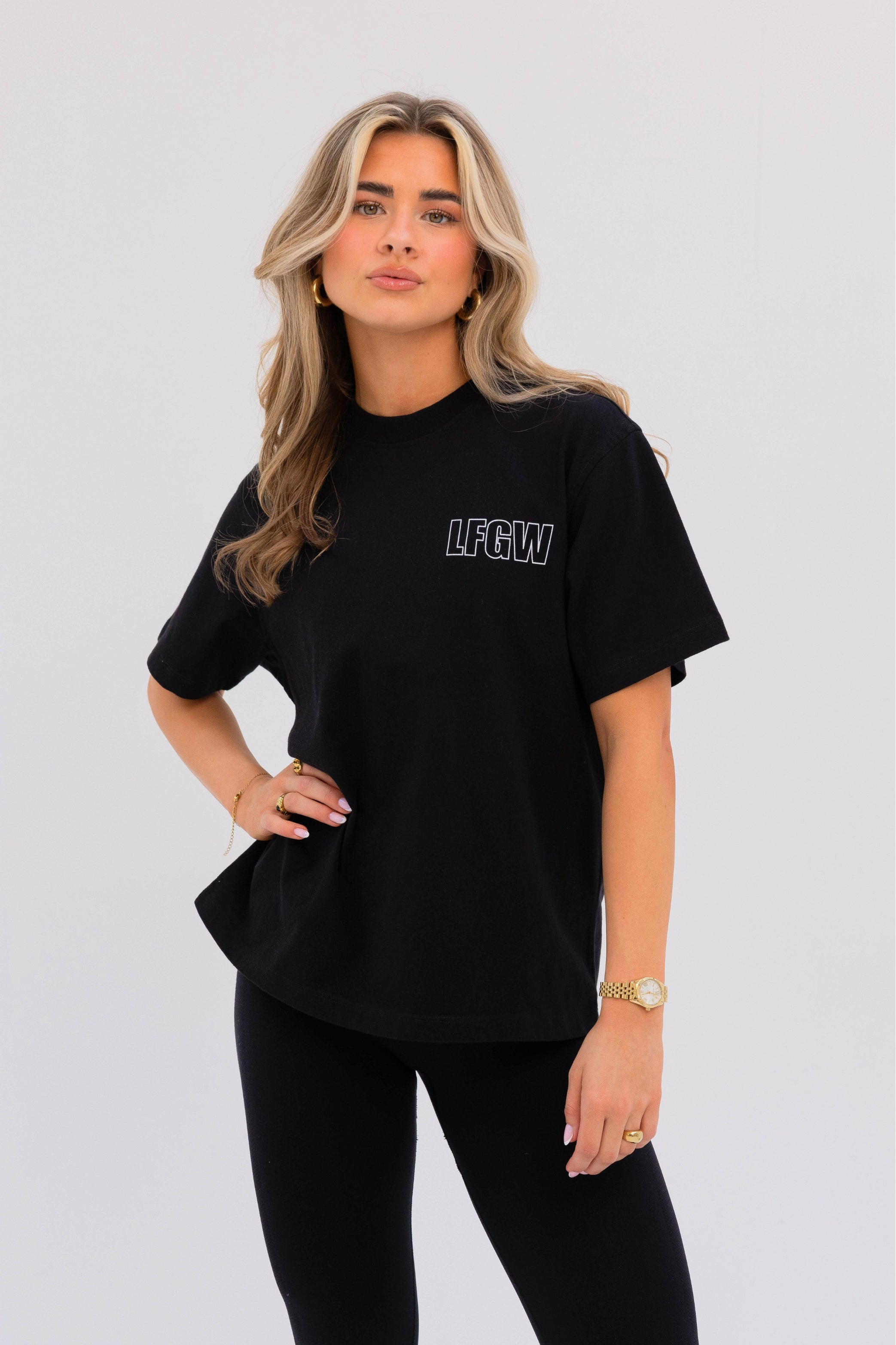 Zwarte Nala oversized T-shirt voor dames - voorkant met relaxte fit en zelfverzekerde uitstraling