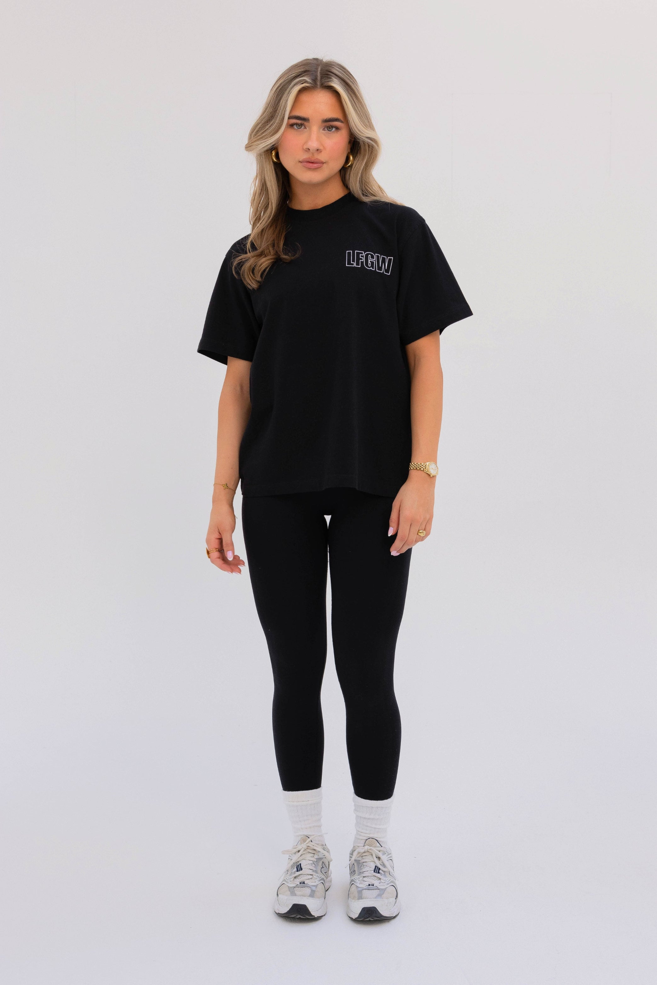 Nala tee zwart - full body voorkant met oversized fit, ideaal voor gym en dagelijks gebruik