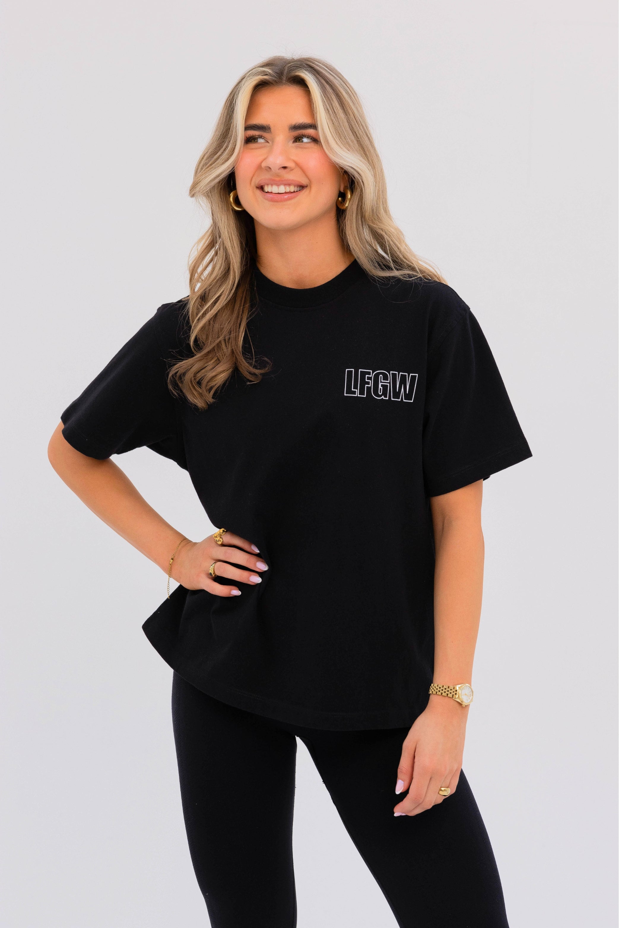 Nala oversized tee in zwart - zijkant met hand op heup, ademend katoen en stijlvol silhouet
