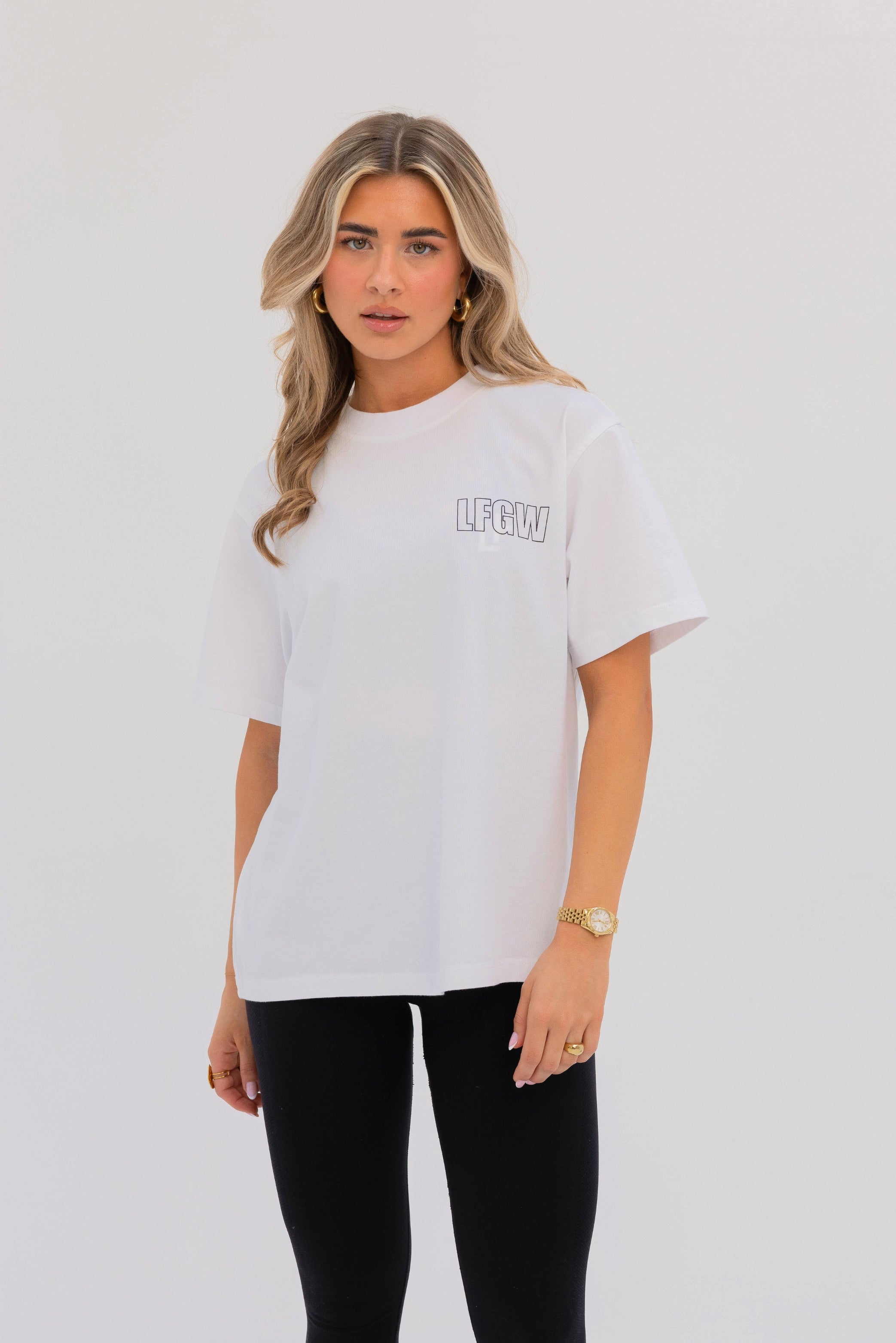 Nala oversized tee in optical white - voorkant met relaxte pasvorm en moderne uitstraling voor dames