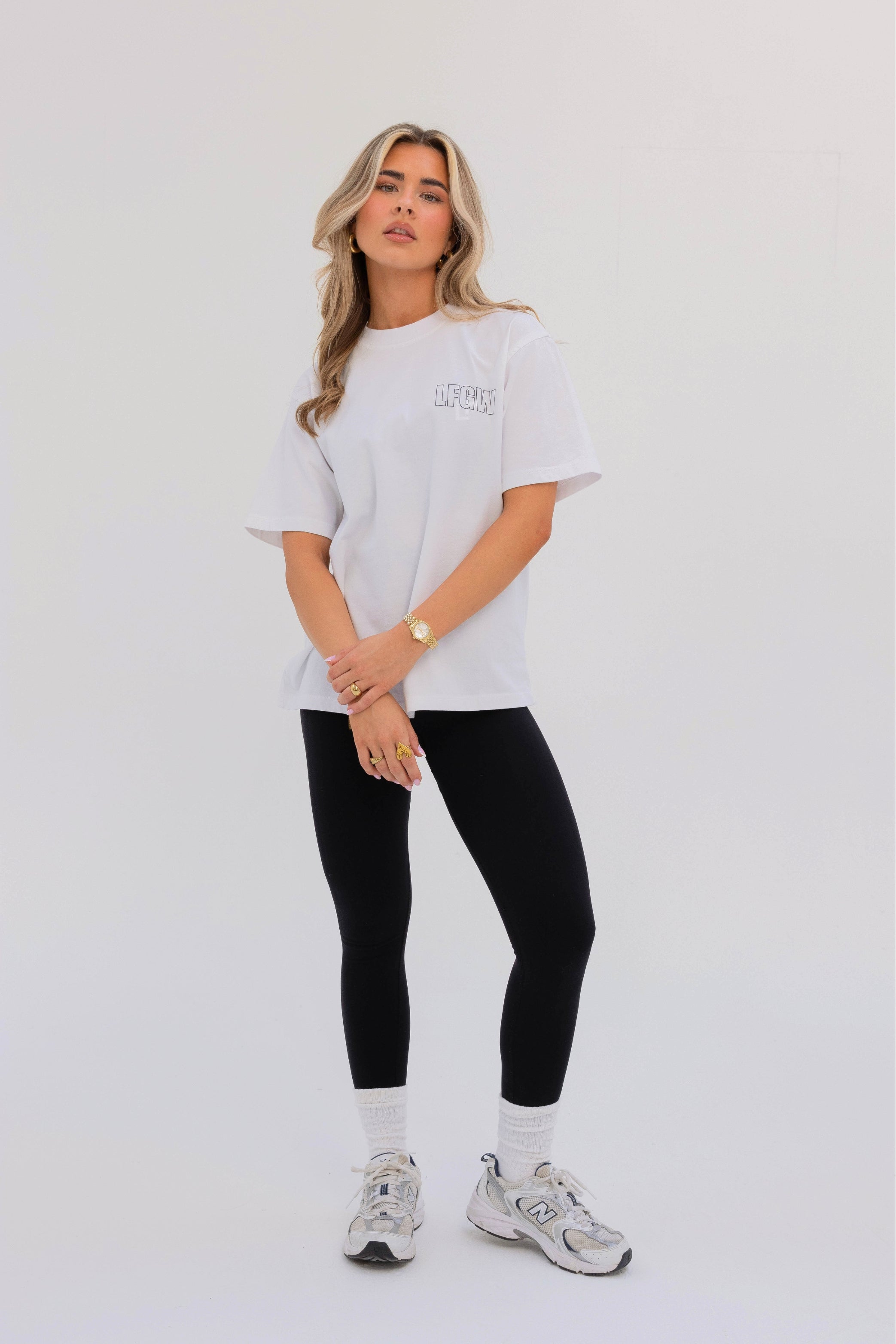 Nala oversized tee in optical white - model staat met gekruiste handen, casual en zelfverzekerde look