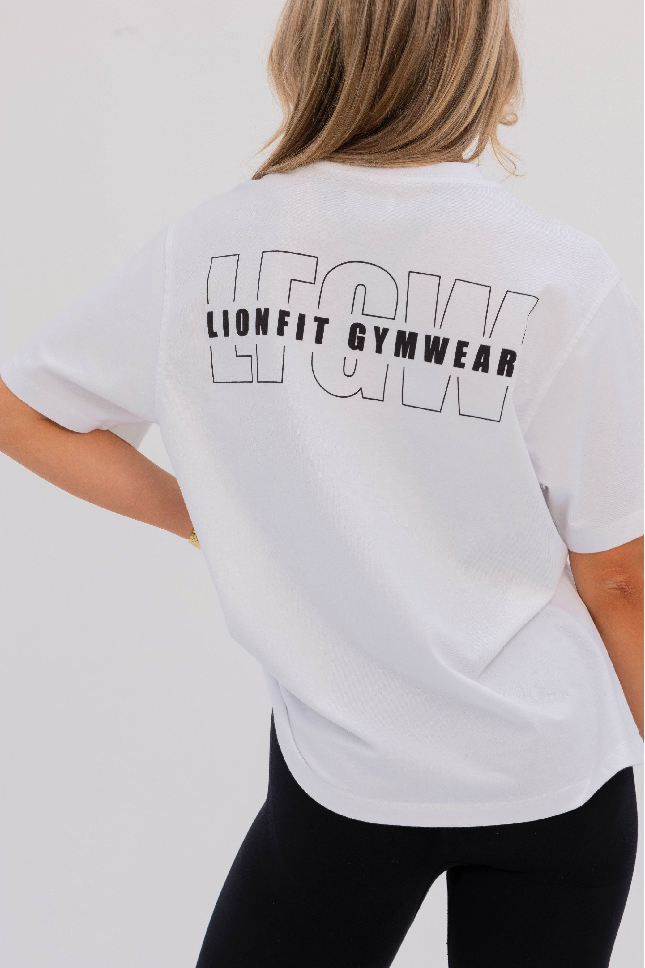 Witte oversized tee van Nala - zijkant met relaxte houding, stijlvol en ademend design