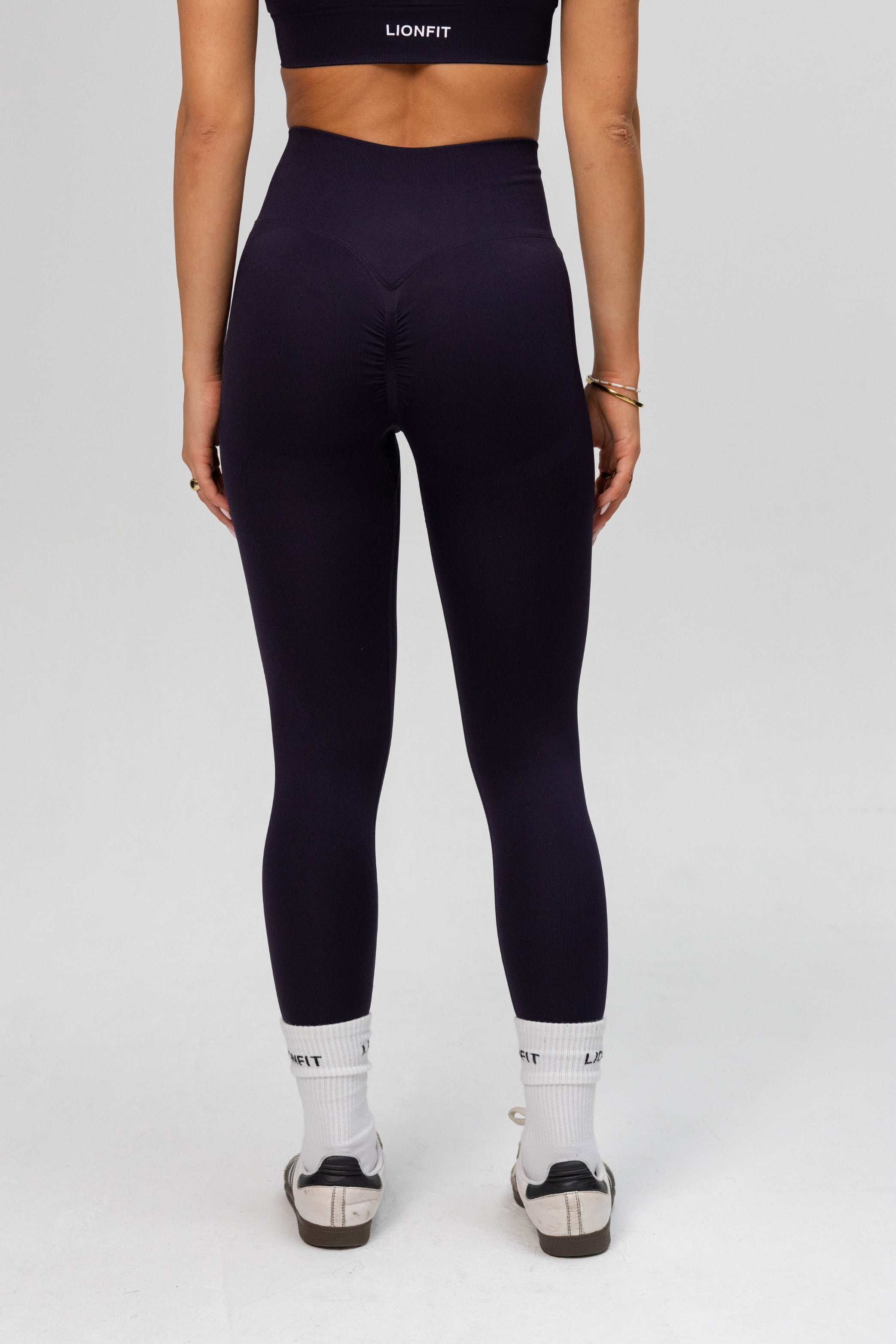 Achteraanzicht van Lion Fit Safa Seamless Legging navy blue met scrunch detail, flatterende pasvorm.