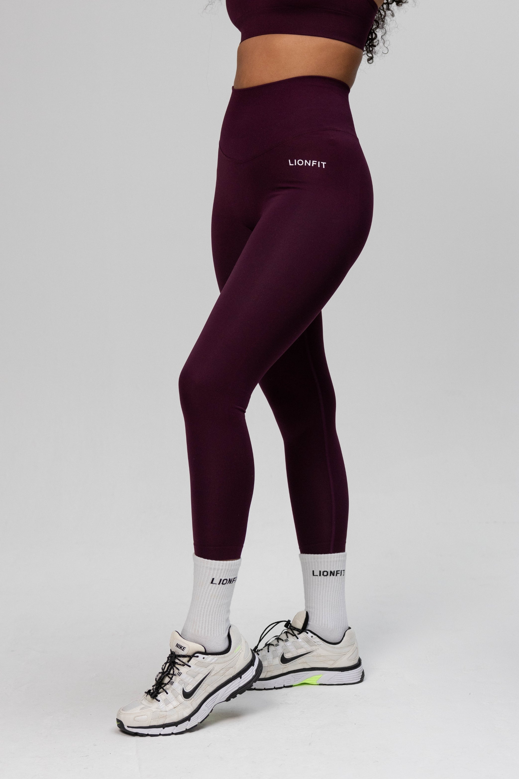 Close-up van de Safa Seamless Legging in Plum, met een naadloos design en hoogwaardige afwerking van Lionfit Gymwear.