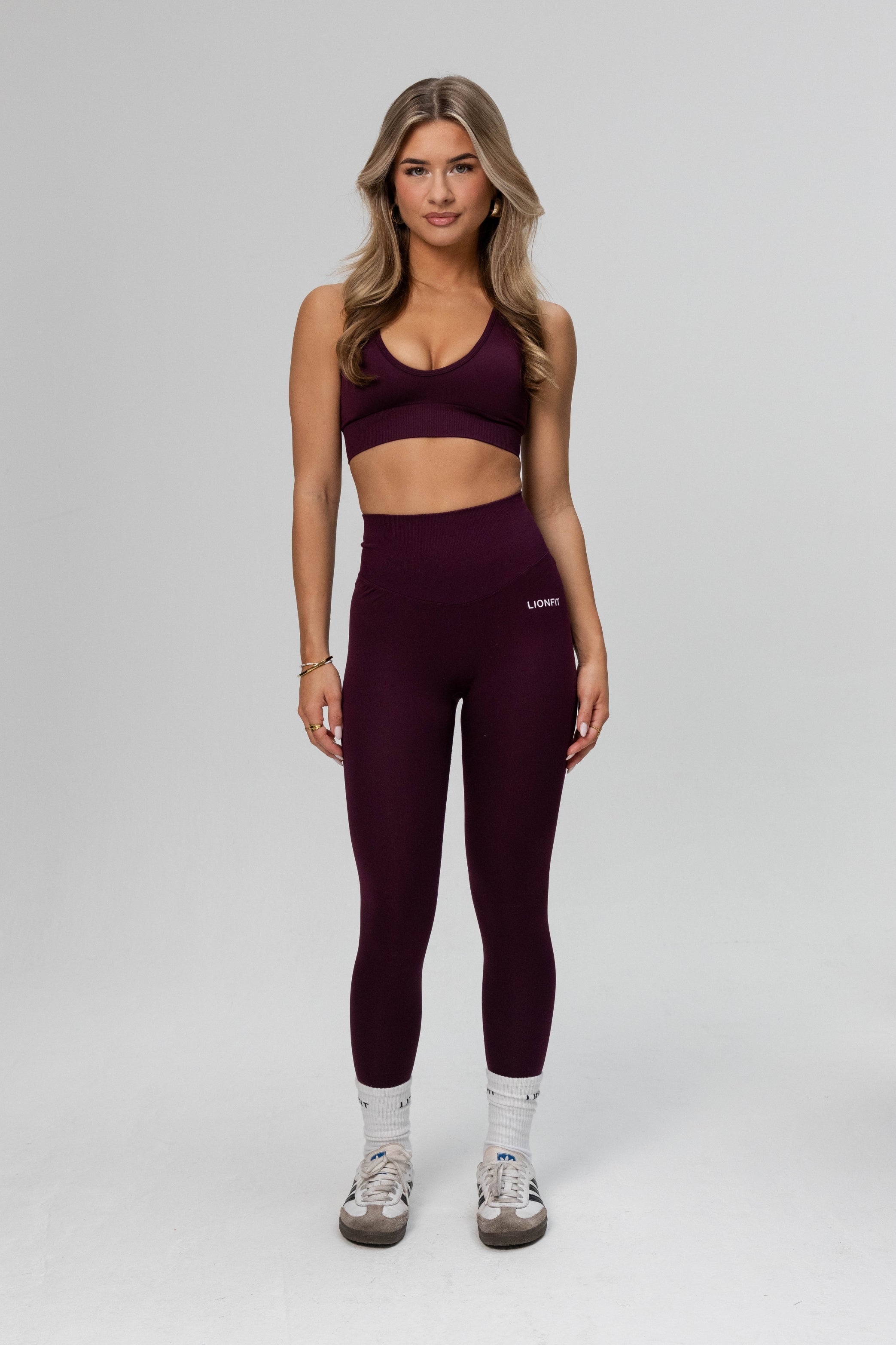 De Safa Seamless Legging in Plum gecombineerd in een trainingsoutfit, ontworpen door Lionfit Gymwear voor ultieme stijl en comfort.