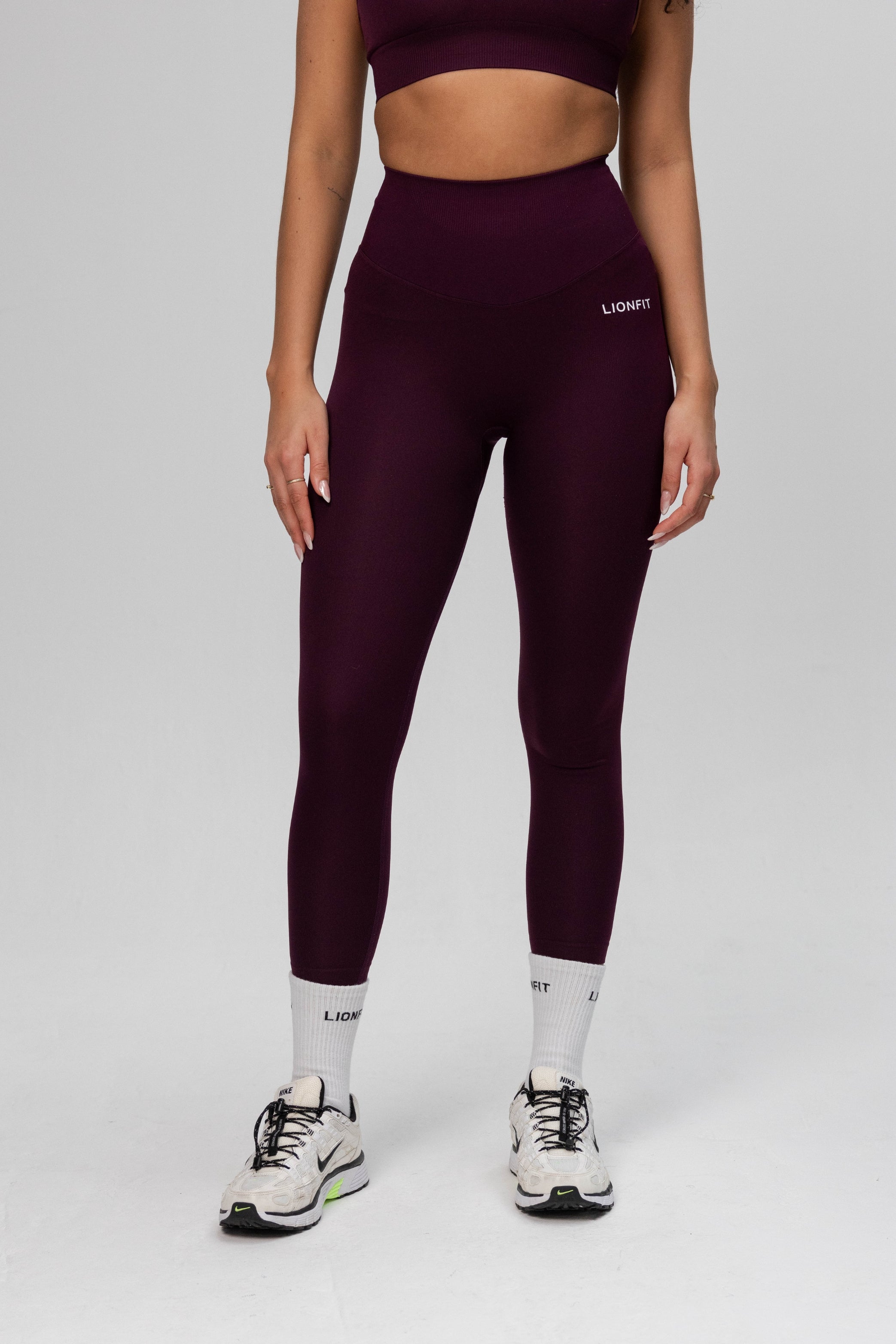 Zijaanzicht van de Safa Seamless Legging in Plum, een stijlvolle en functionele sportlegging van Lionfit Gymwear, ideaal voor actieve vrouwen.