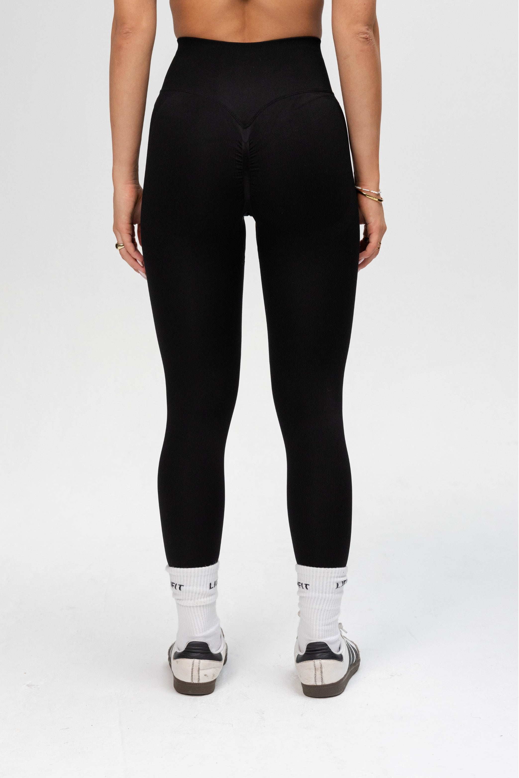 Achteraanzicht van de Safa Seamless Leggings Black van Lionfit Gymwear met een naadloos design en comfortabele pasvorm.