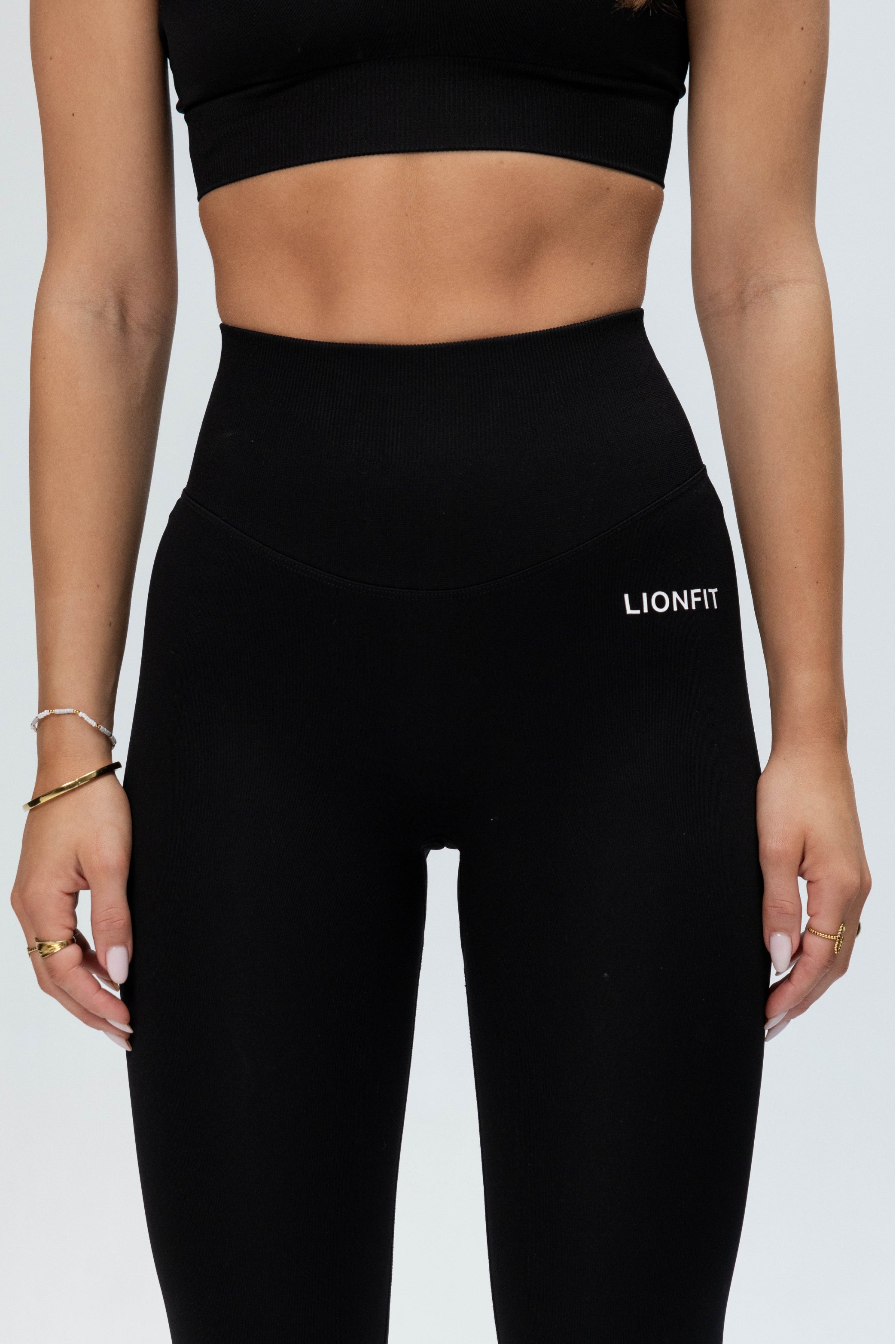 Detailweergave van de tailleband van de Safa Seamless Leggings Black, biedt ondersteuning en vormgeving tijdens trainingen.