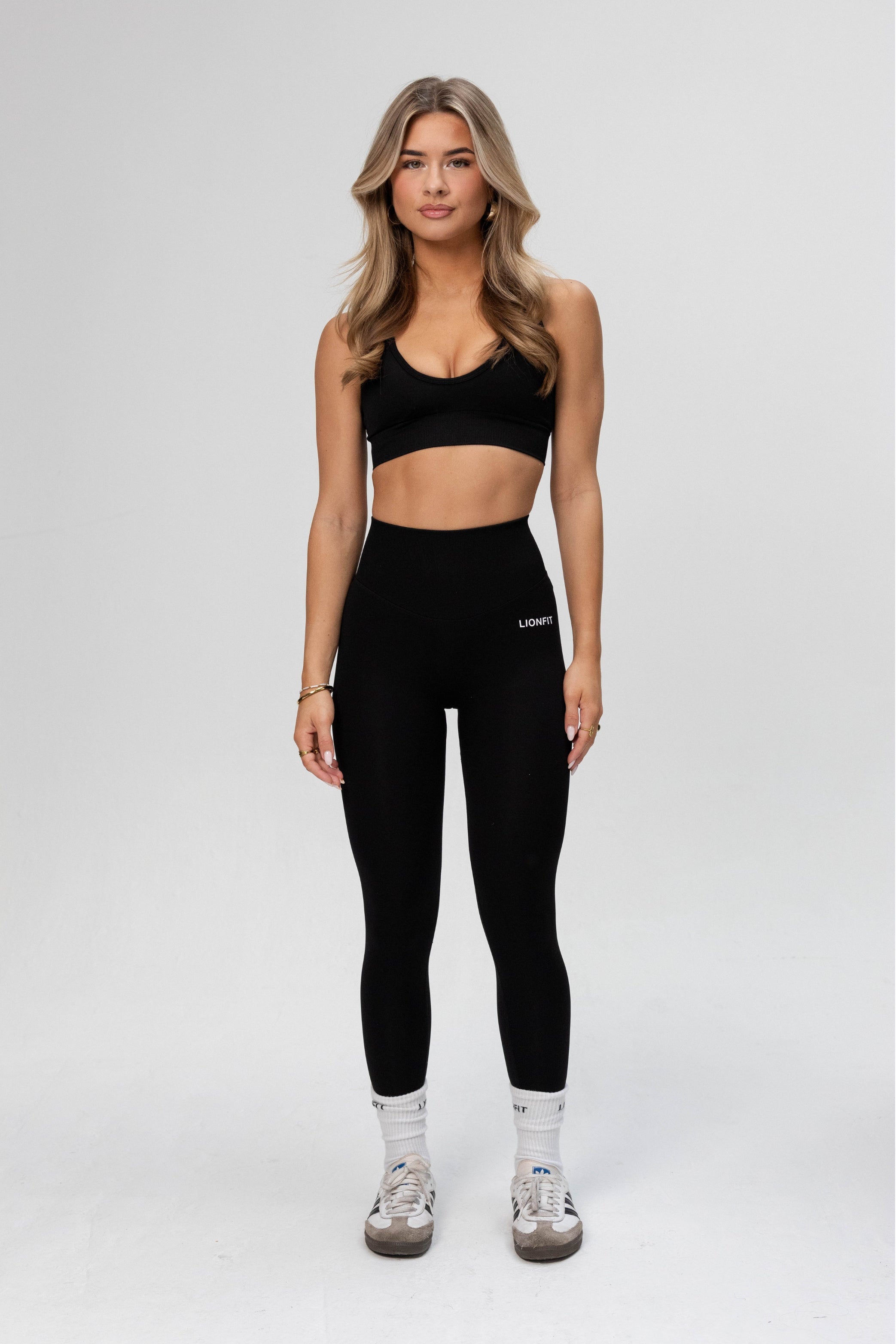 Volledig model in de Safa Seamless Leggings Black van Lionfit Gymwear, veelzijdig en trendy voor alle gelegenheden.