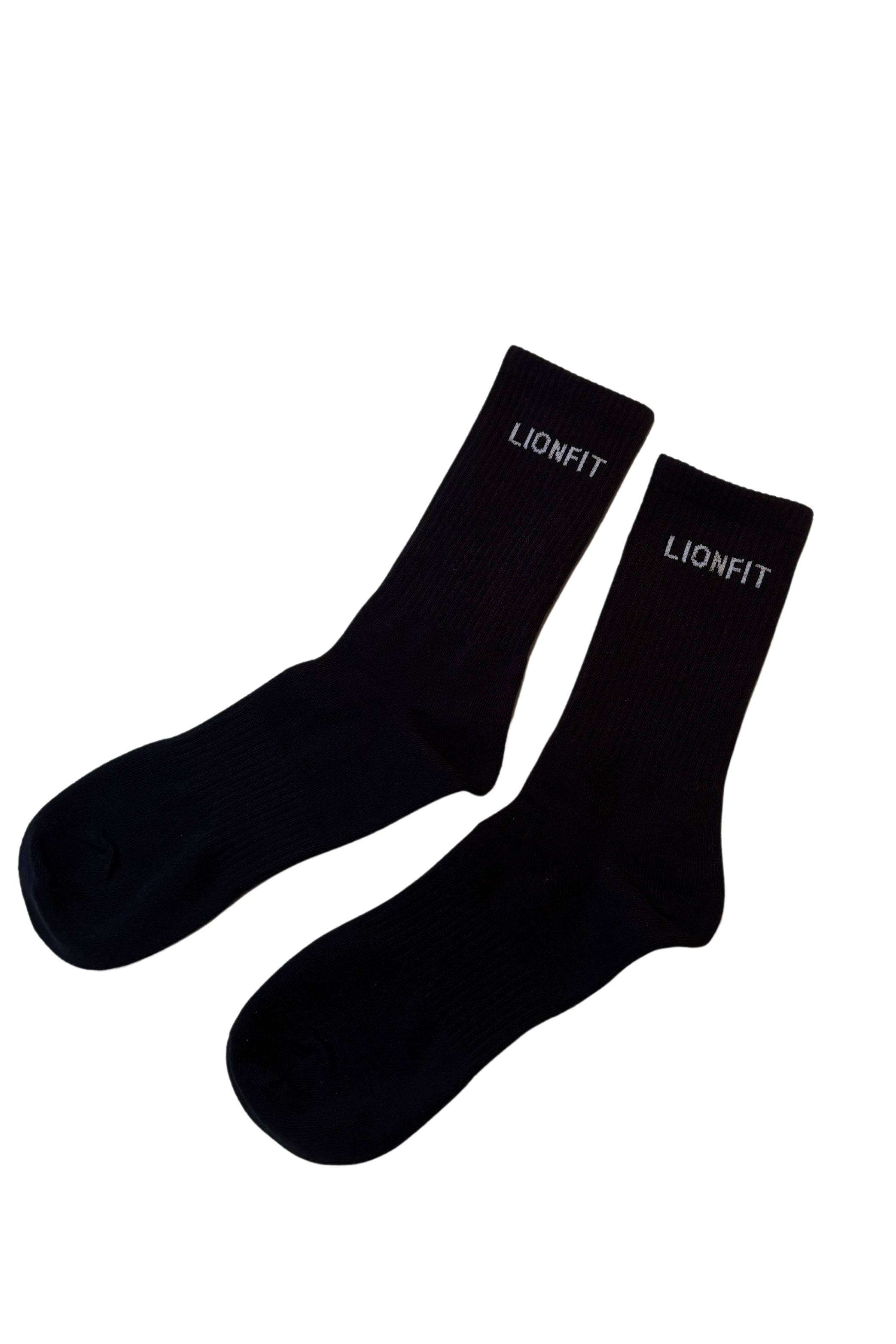 Twee zwarte LionFit Essential sportsokken met wit logo, perfect voor sport en casual gebruik.