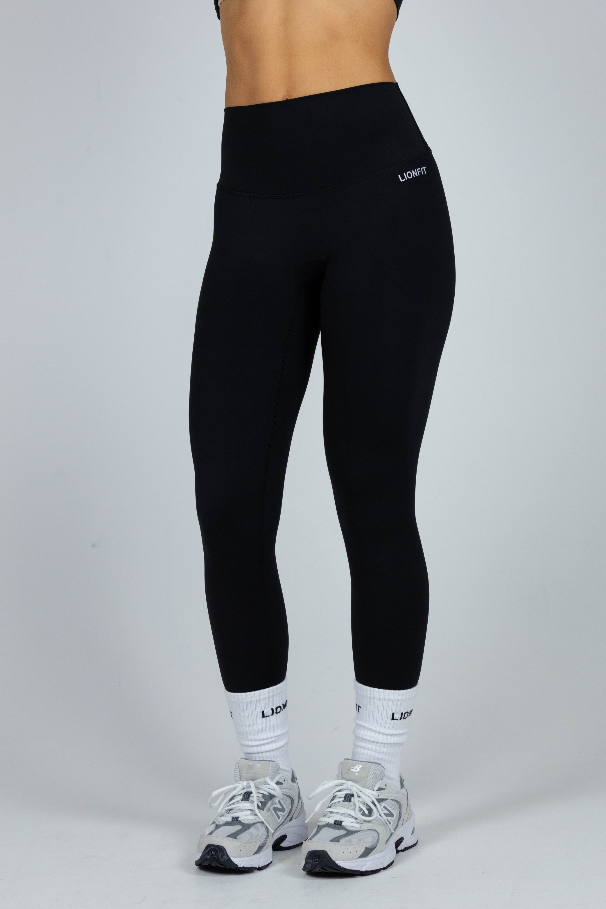 Lionfit Essential Seamless Leggings Black - Dameslegging met hoge taille, naadloos ontwerp en comfortabele pasvorm, perfect voor workouts en dagelijks gebruik.