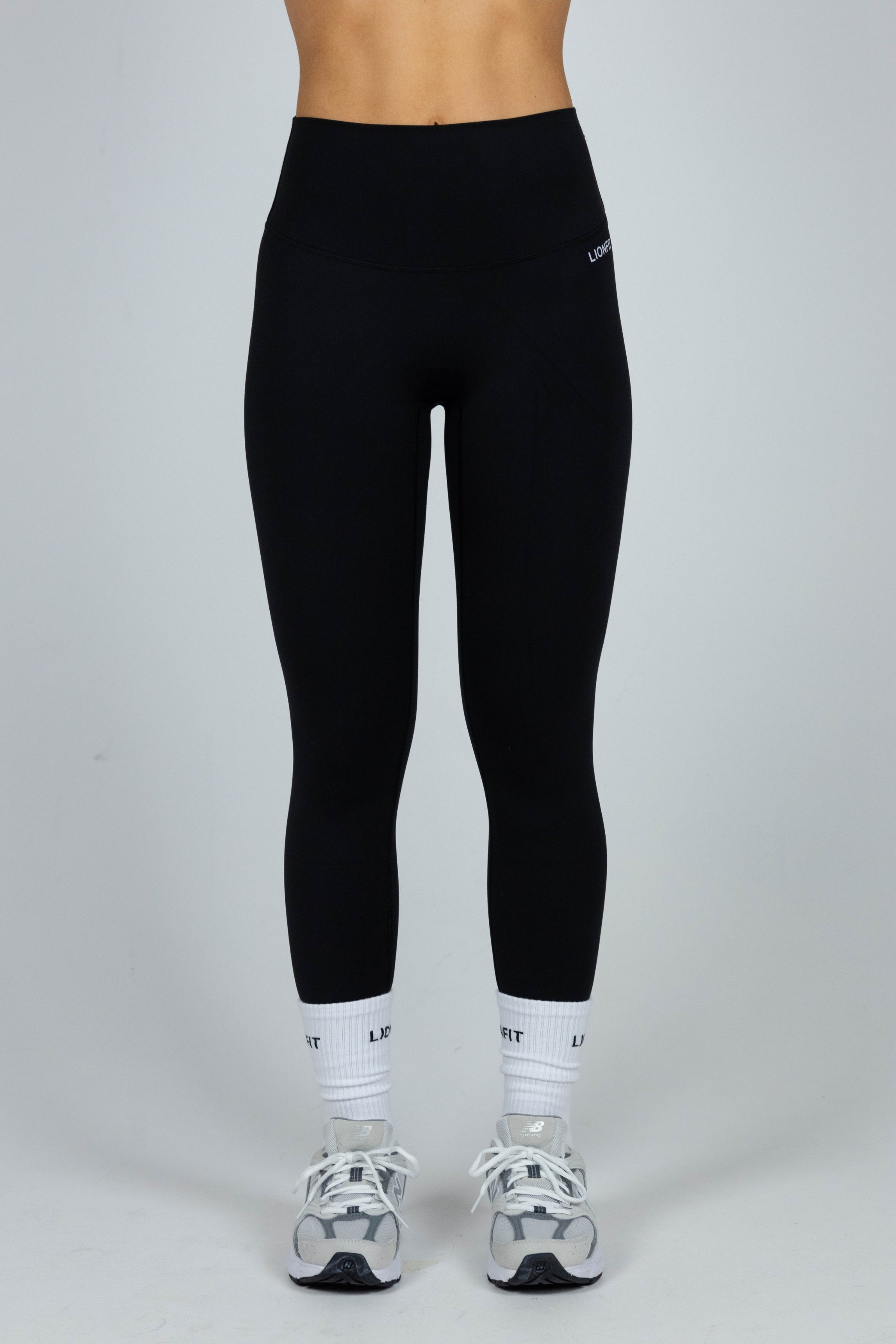 Lionfit Essential Seamless Leggings Black - Dameslegging met hoge taille, naadloos ontwerp en comfortabele pasvorm, perfect voor workouts en dagelijks gebruik.