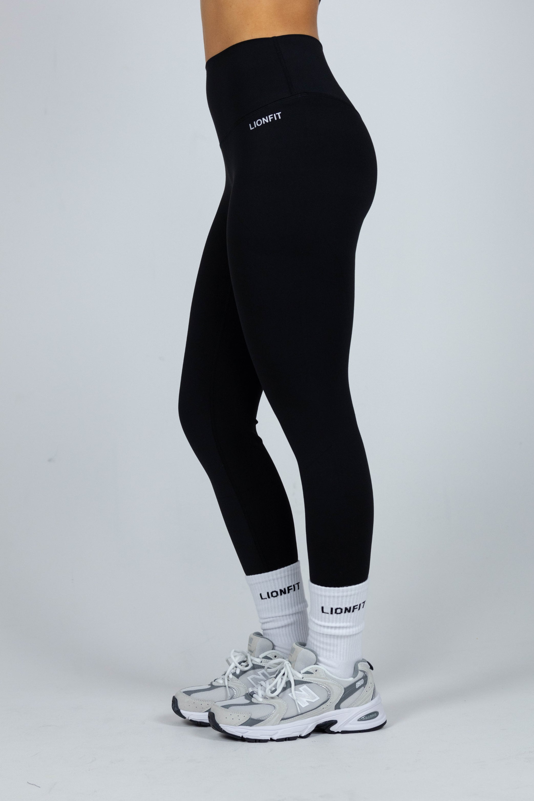 Lionfit Essential Seamless Leggings Black - Dameslegging met hoge taille, naadloos ontwerp en comfortabele pasvorm, perfect voor workouts en dagelijks gebruik.