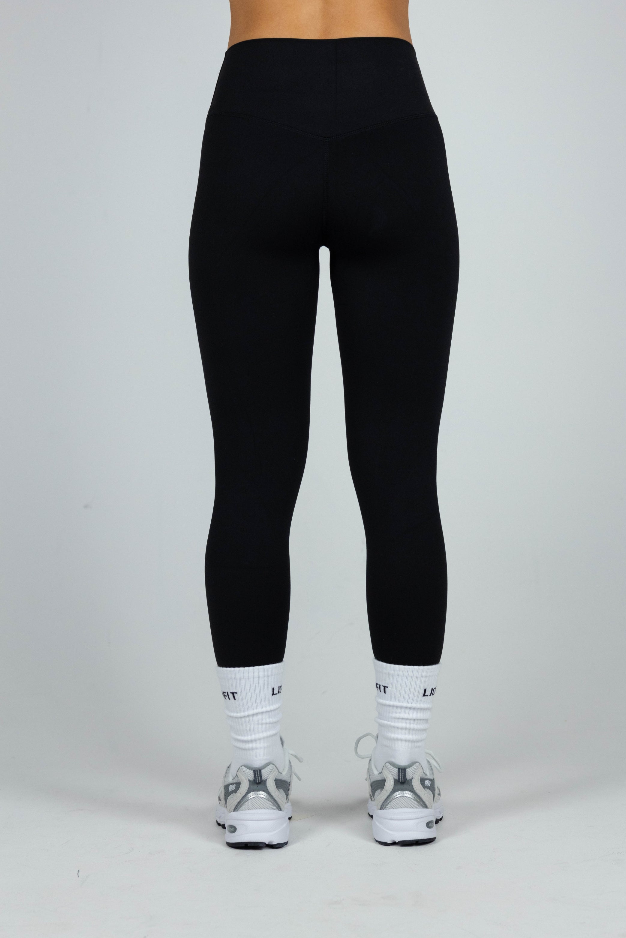 Lionfit Essential Seamless Leggings Black - Dameslegging met hoge taille, naadloos ontwerp en comfortabele pasvorm, perfect voor workouts en dagelijks gebruik.