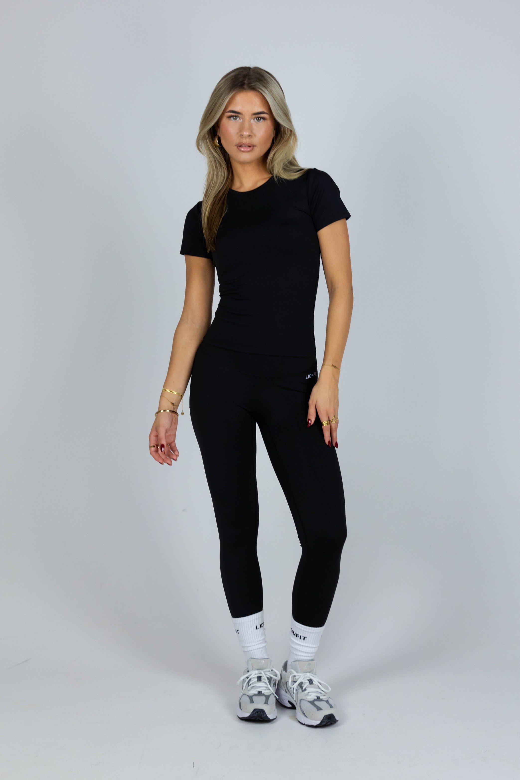 Lionfit Essential Seamless Leggings Black - Dameslegging met hoge taille, naadloos ontwerp en comfortabele pasvorm, perfect voor workouts en dagelijks gebruik.