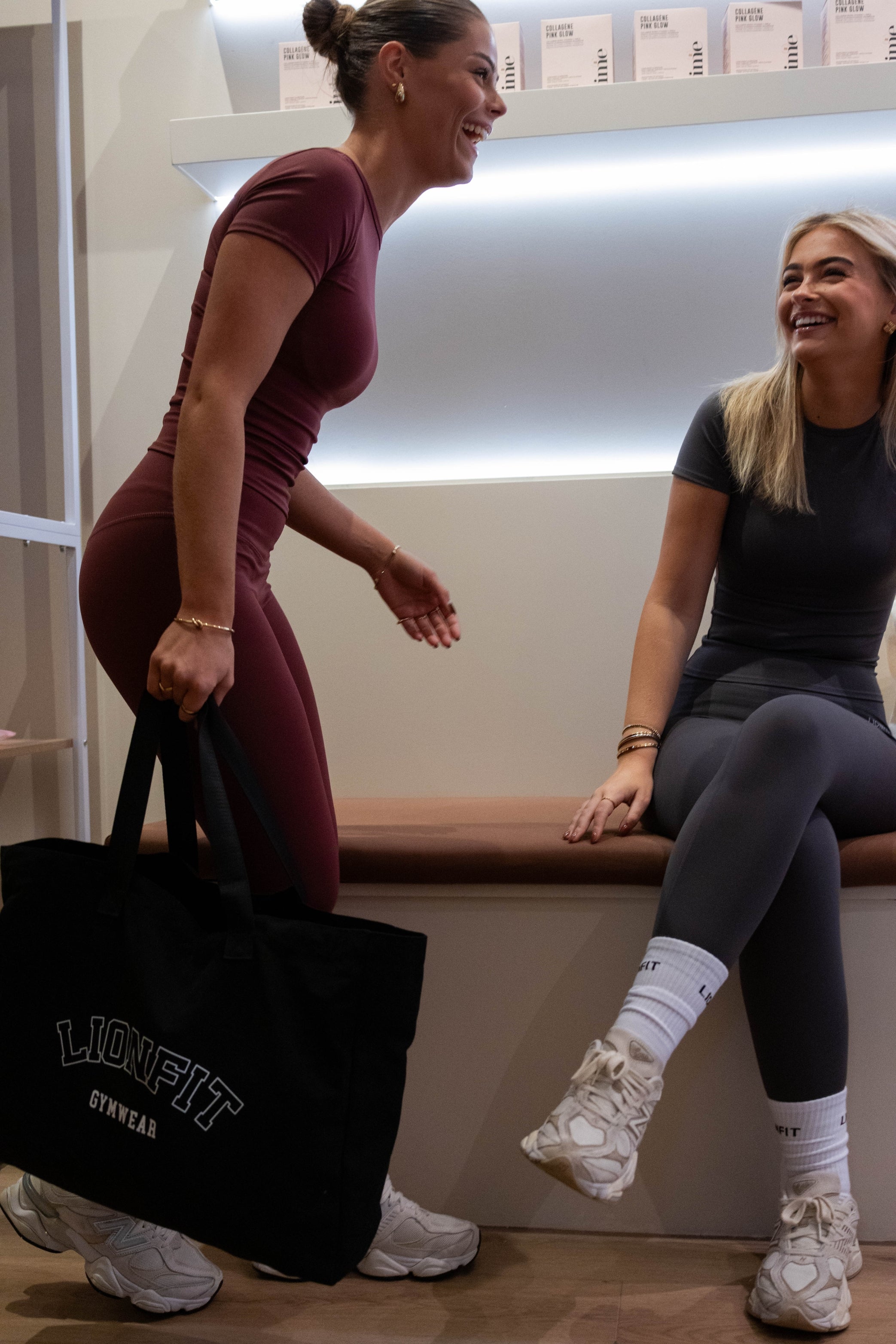 Vrouw met de zwarte Essential Totebag van Lionfit Gymwear, een grote katoenen shopper ideaal voor sportschool, dagelijks gebruik en strand. Gemaakt van gerecycled materiaal, biedt deze duurzame tas een stijlvolle en praktische oplossing voor actieve vrouwen.