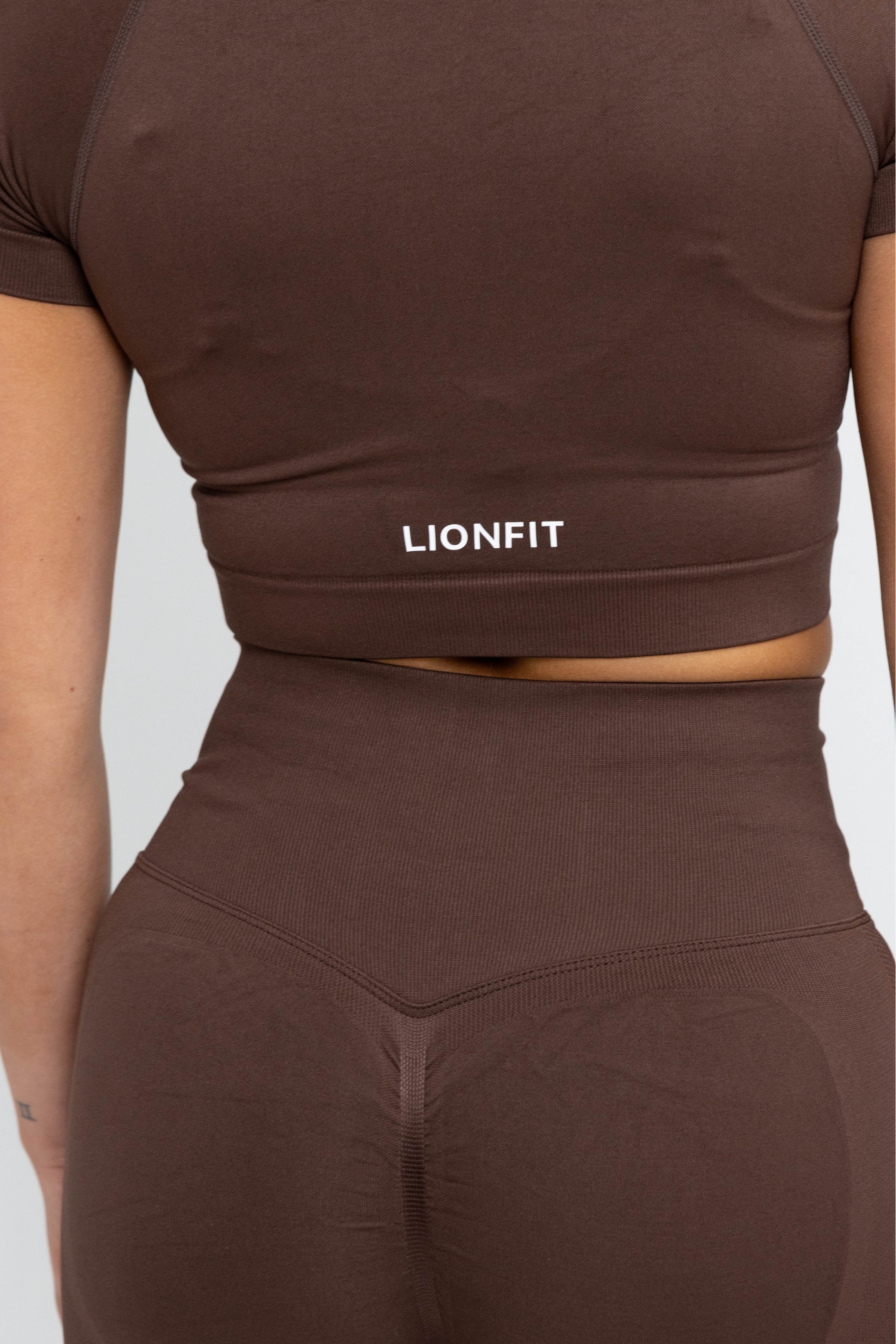 LIONFIT NALA SEAMLESS SHORTSLEEVE TOP BROWN 