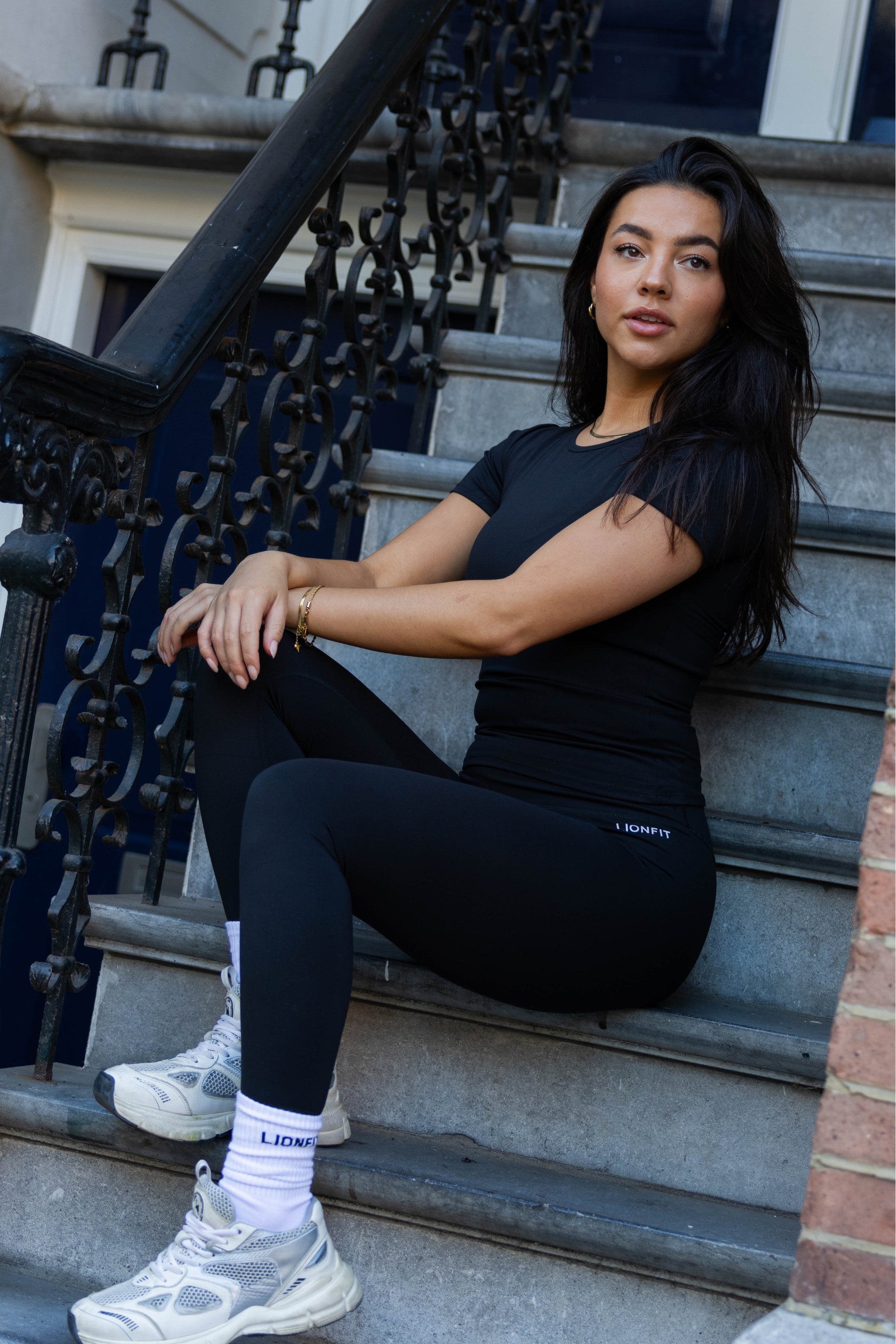 Lionfit Essential Seamless Leggings Black - Dameslegging met hoge taille, naadloos ontwerp en comfortabele pasvorm, perfect voor workouts en dagelijks gebruik.