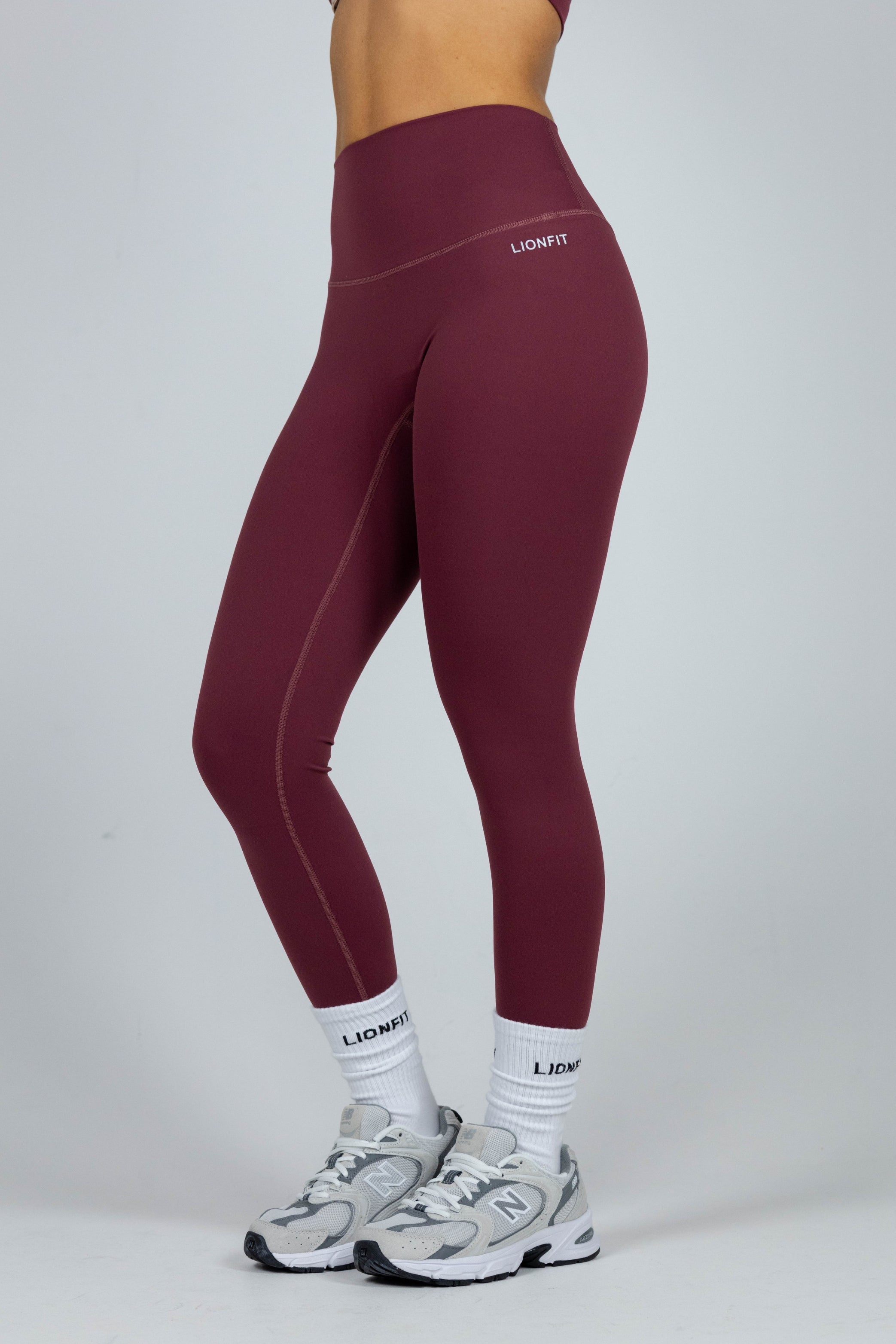 Lionfit Essential Seamless Leggings Burgundy – Naadloze dameslegging met hoge taille voor ultiem comfort en ondersteuning tijdens workouts. Perfect voor yoga, fitness en casual outfits. Stijlvolle bordeauxrode kleur en flatterende pasvorm.