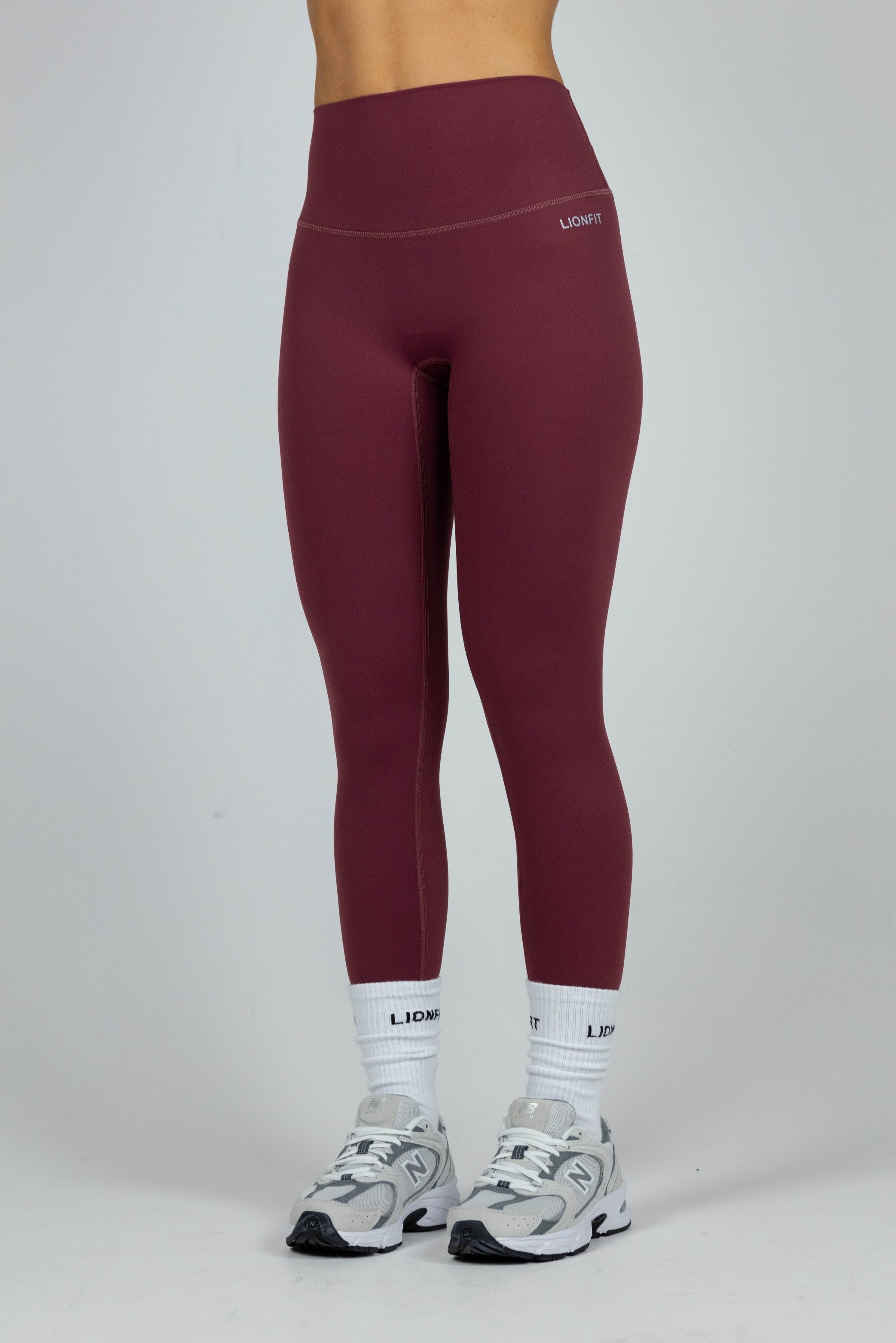 Lionfit Essential Seamless Leggings Burgundy – Naadloze dameslegging met hoge taille voor ultiem comfort en ondersteuning tijdens workouts. Perfect voor yoga, fitness en casual outfits. Stijlvolle bordeauxrode kleur en flatterende pasvorm.