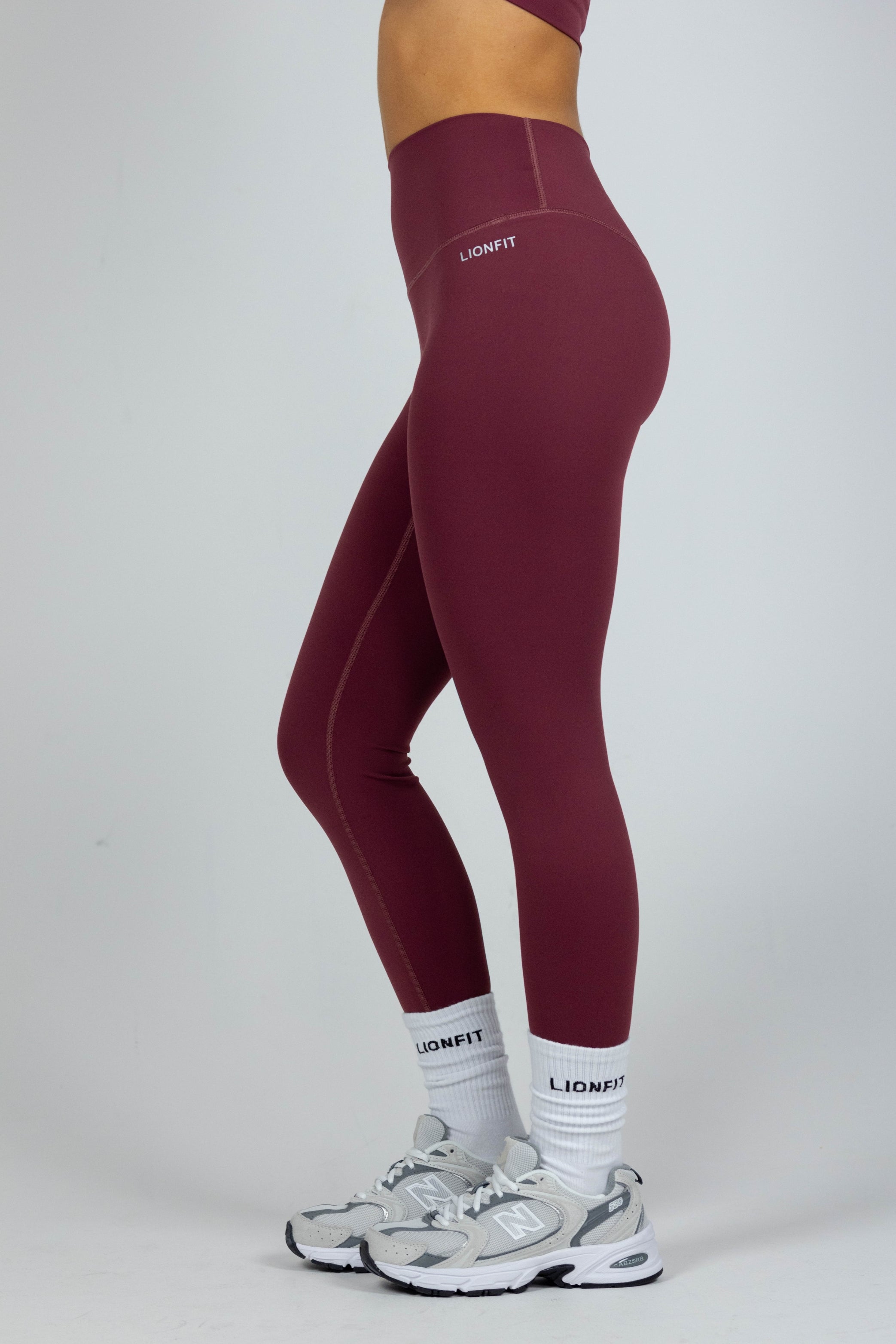 Lionfit Essential Seamless Leggings Burgundy – Naadloze dameslegging met hoge taille voor ultiem comfort en ondersteuning tijdens workouts. Perfect voor yoga, fitness en casual outfits. Stijlvolle bordeauxrode kleur en flatterende pasvorm.