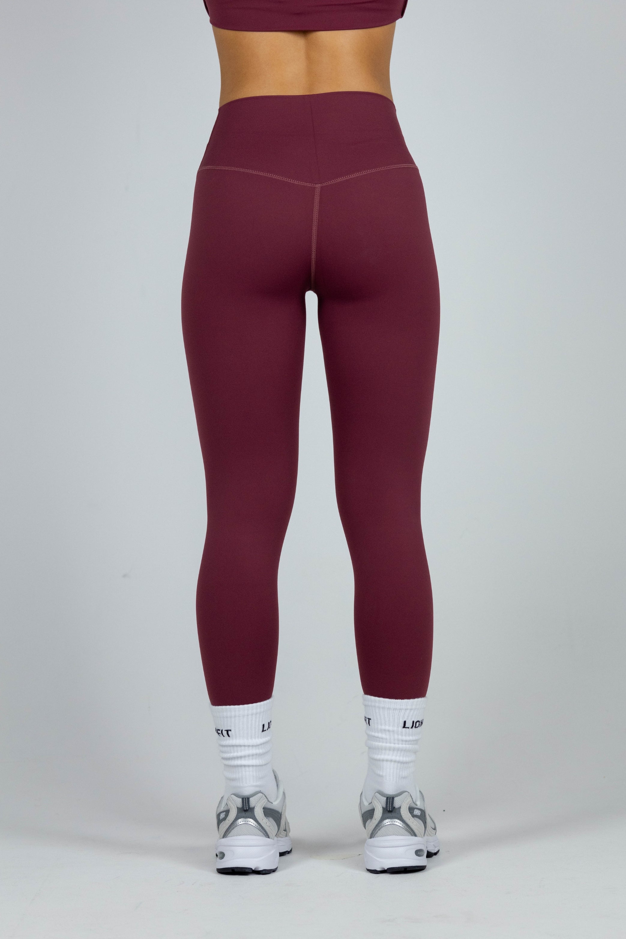 Lionfit Essential Seamless Leggings Burgundy – Naadloze dameslegging met hoge taille voor ultiem comfort en ondersteuning tijdens workouts. Perfect voor yoga, fitness en casual outfits. Stijlvolle bordeauxrode kleur en flatterende pasvorm.