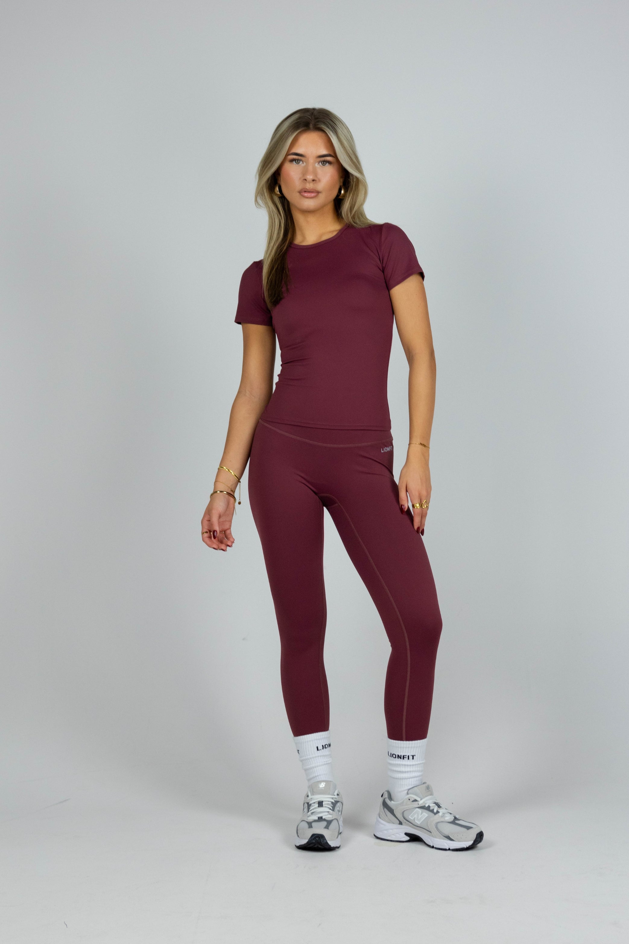 Lionfit Essential Seamless Leggings Burgundy – Naadloze dameslegging met hoge taille voor ultiem comfort en ondersteuning tijdens workouts. Perfect voor yoga, fitness en casual outfits. Stijlvolle bordeauxrode kleur en flatterende pasvorm.