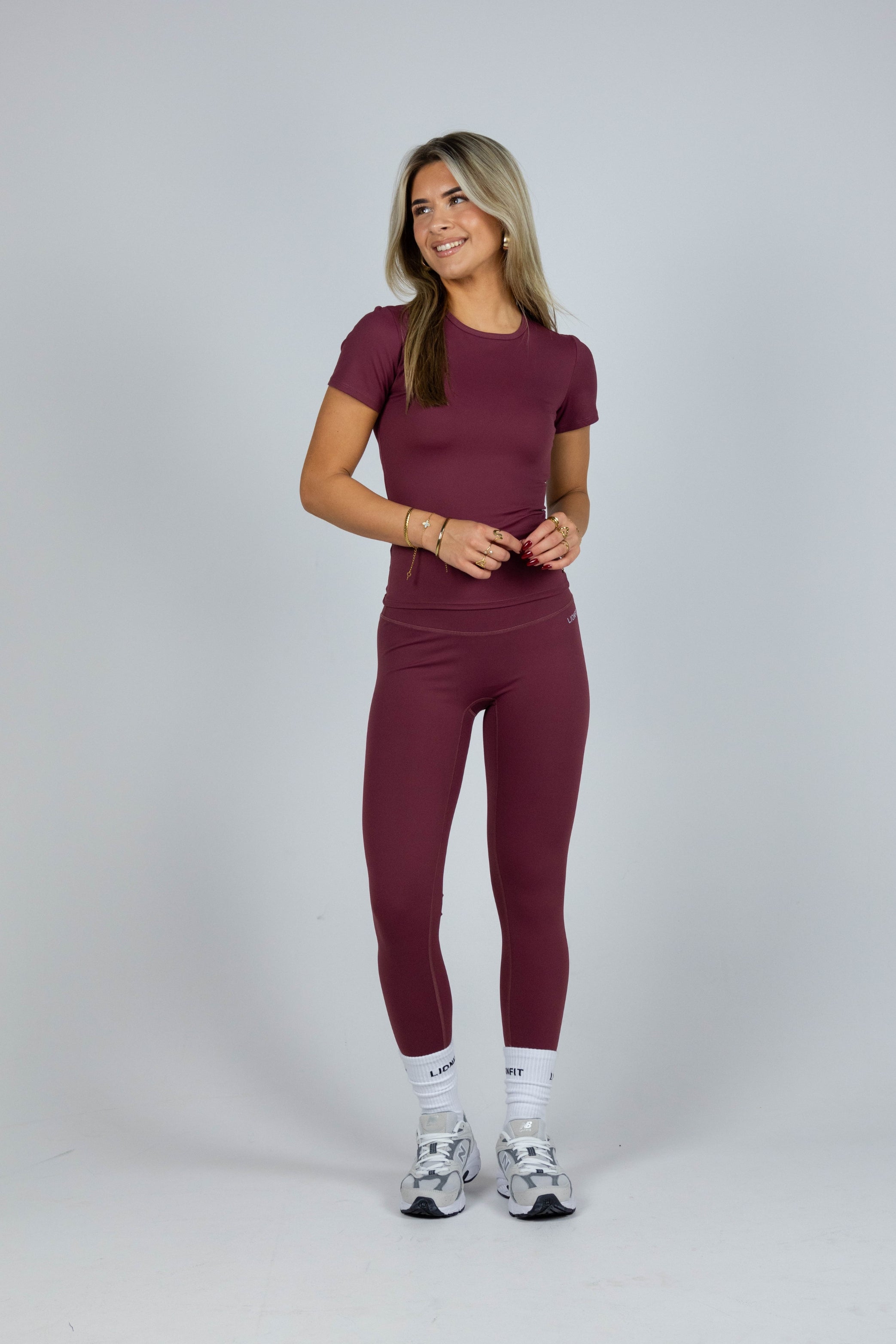 Lionfit Essential Seamless Leggings Burgundy – Naadloze dameslegging met hoge taille voor ultiem comfort en ondersteuning tijdens workouts. Perfect voor yoga, fitness en casual outfits. Stijlvolle bordeauxrode kleur en flatterende pasvorm.