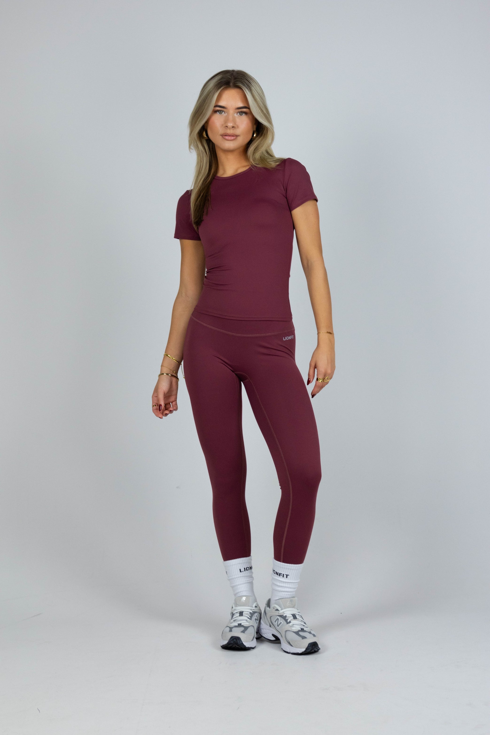 Lionfit Essential Seamless Leggings Burgundy – Naadloze dameslegging met hoge taille voor ultiem comfort en ondersteuning tijdens workouts. Perfect voor yoga, fitness en casual outfits. Stijlvolle bordeauxrode kleur en flatterende pasvorm.