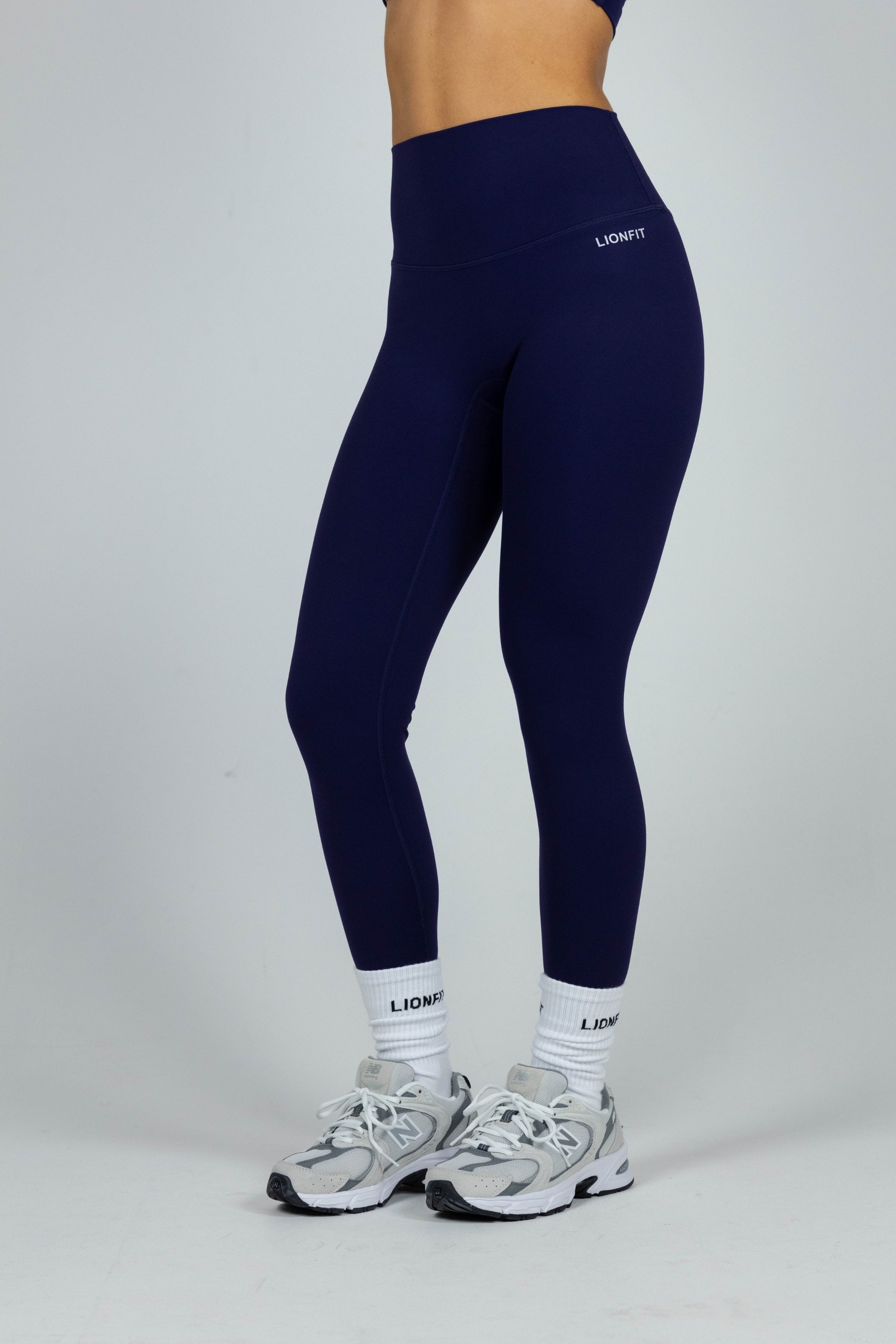 Essential Seamless Leggings Dark Blue van Lionfit - Naadloze dameslegging met hoge tailleband voor optimale ondersteuning en een flatterende pasvorm, perfect voor intensieve workouts en casual dagen. Gemaakt van ademend en stretchy materiaal voor ultiem comfort en bewegingsvrijheid.