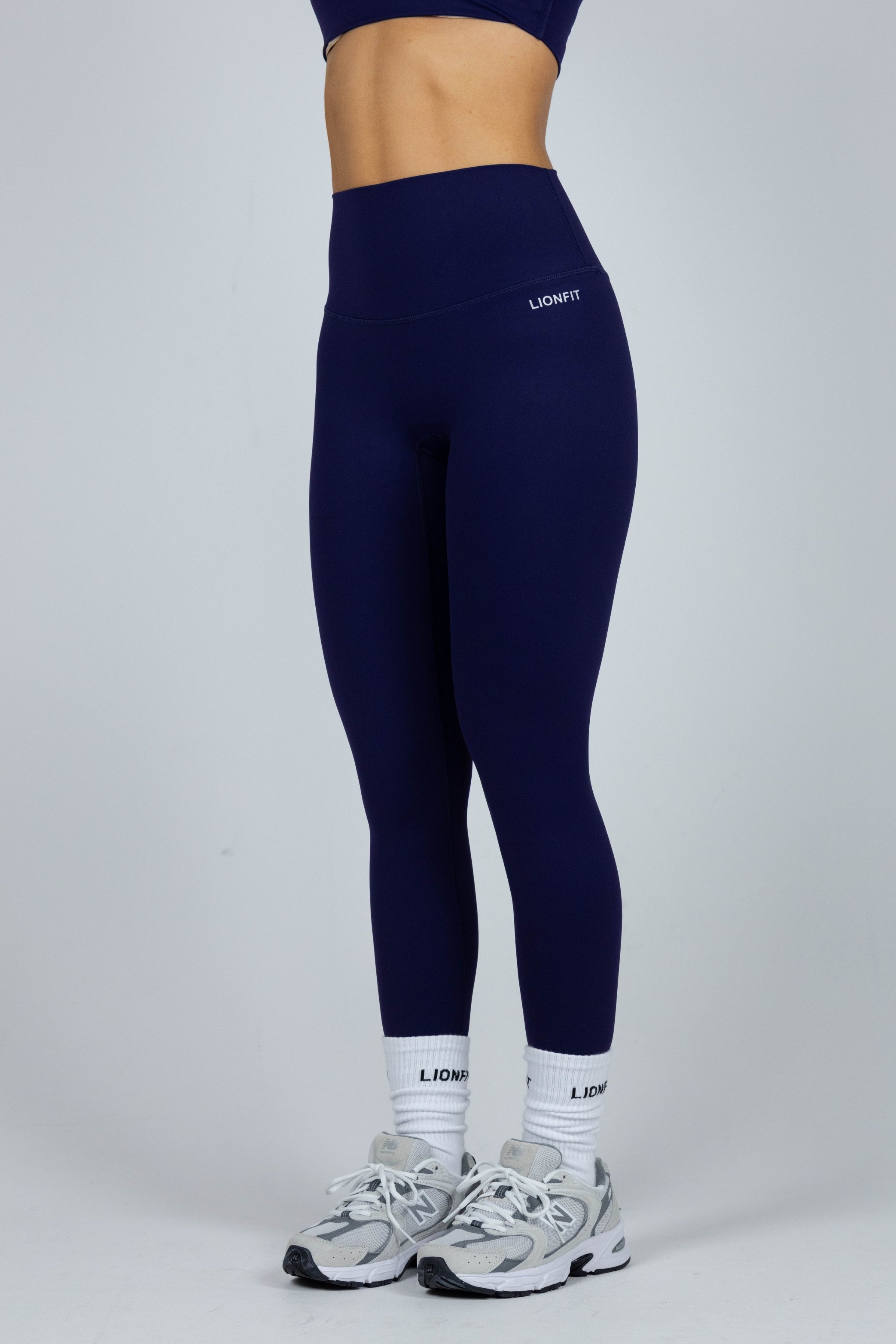 Essential Seamless Leggings Dark Blue van Lionfit - Naadloze dameslegging met hoge tailleband voor optimale ondersteuning en een flatterende pasvorm, perfect voor intensieve workouts en casual dagen. Gemaakt van ademend en stretchy materiaal voor ultiem comfort en bewegingsvrijheid.