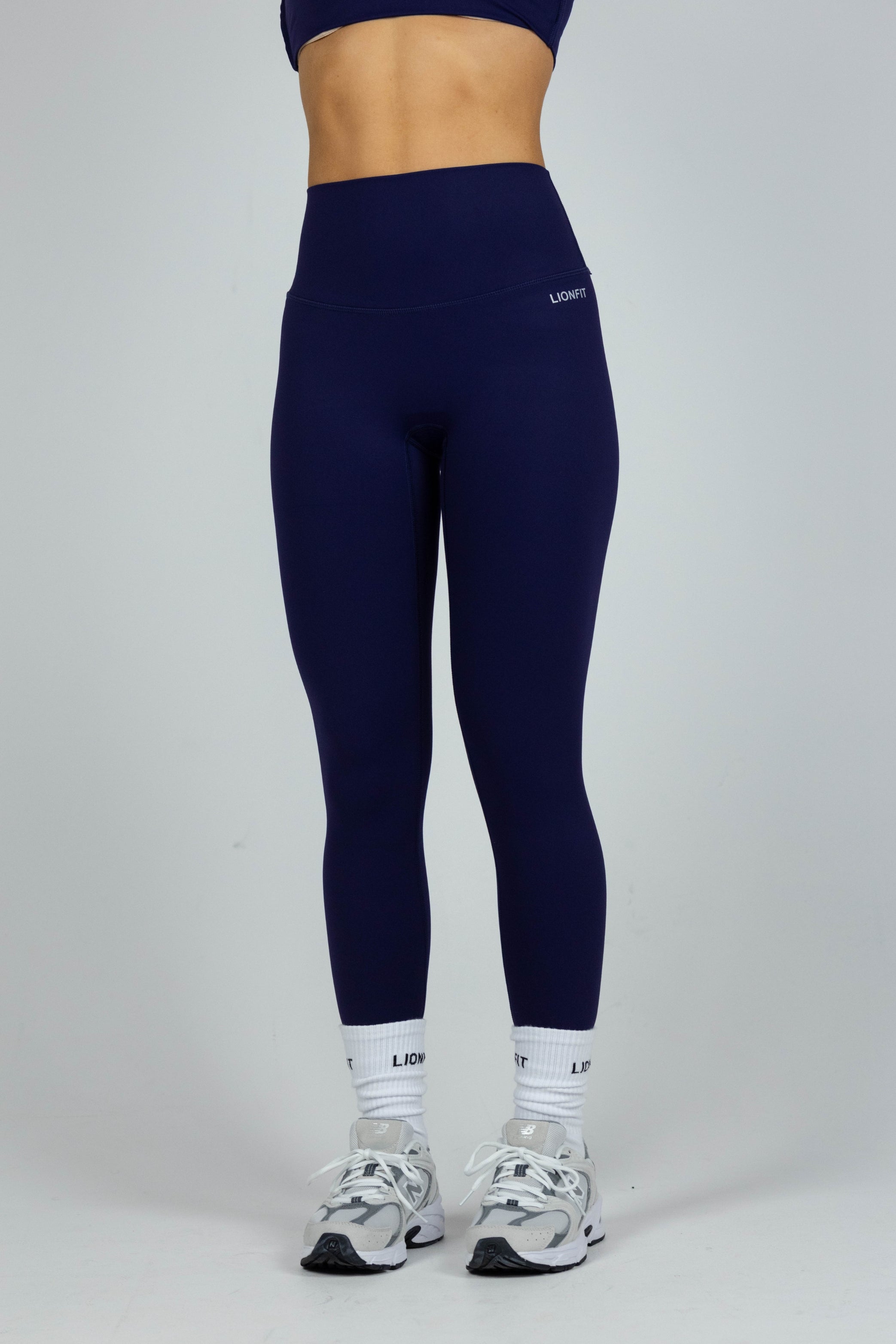 Essential Seamless Leggings Dark Blue van Lionfit - Naadloze dameslegging met hoge tailleband voor optimale ondersteuning en een flatterende pasvorm, perfect voor intensieve workouts en casual dagen. Gemaakt van ademend en stretchy materiaal voor ultiem comfort en bewegingsvrijheid.