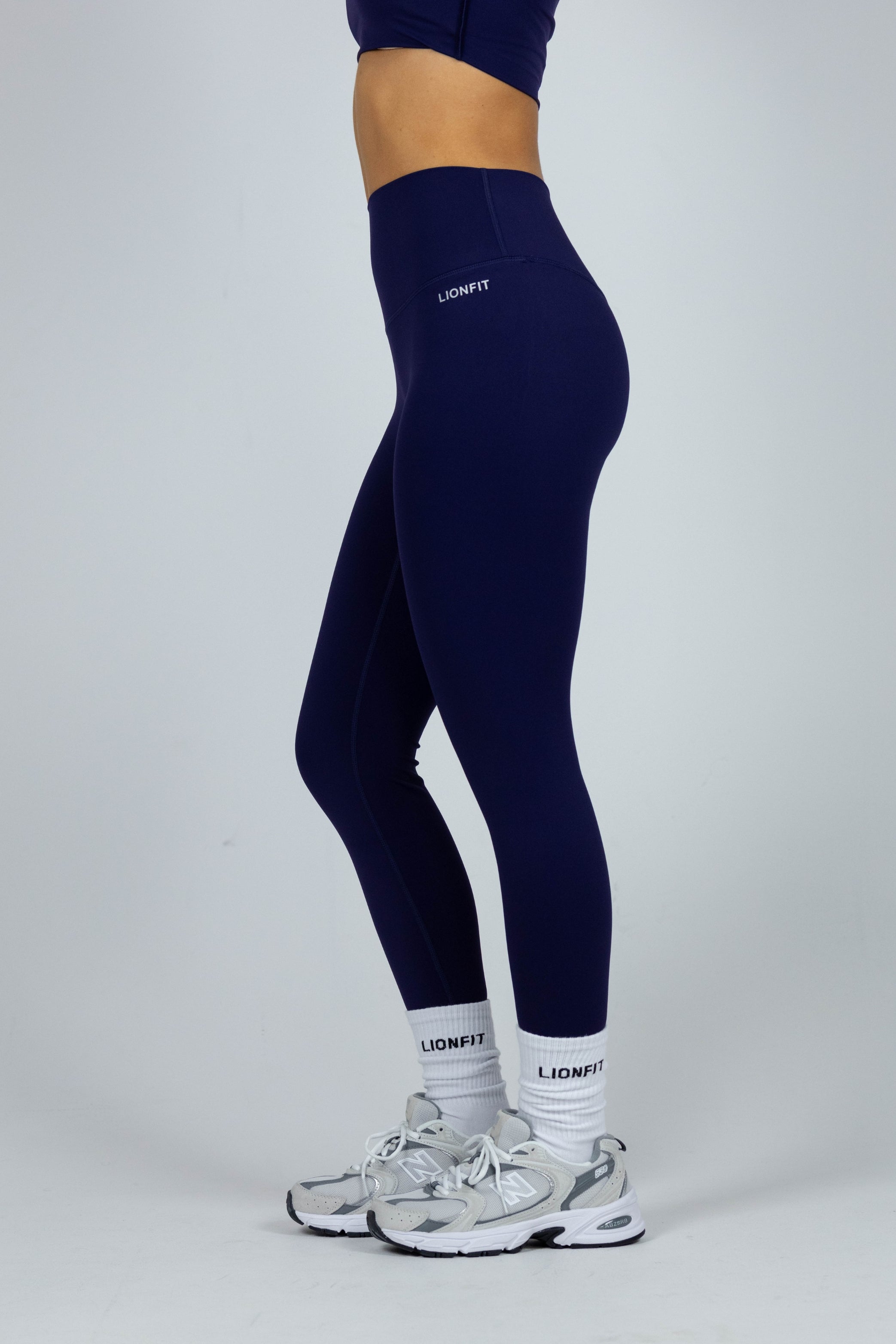 Essential Seamless Leggings Dark Blue van Lionfit - Naadloze dameslegging met hoge tailleband voor optimale ondersteuning en een flatterende pasvorm, perfect voor intensieve workouts en casual dagen. Gemaakt van ademend en stretchy materiaal voor ultiem comfort en bewegingsvrijheid.