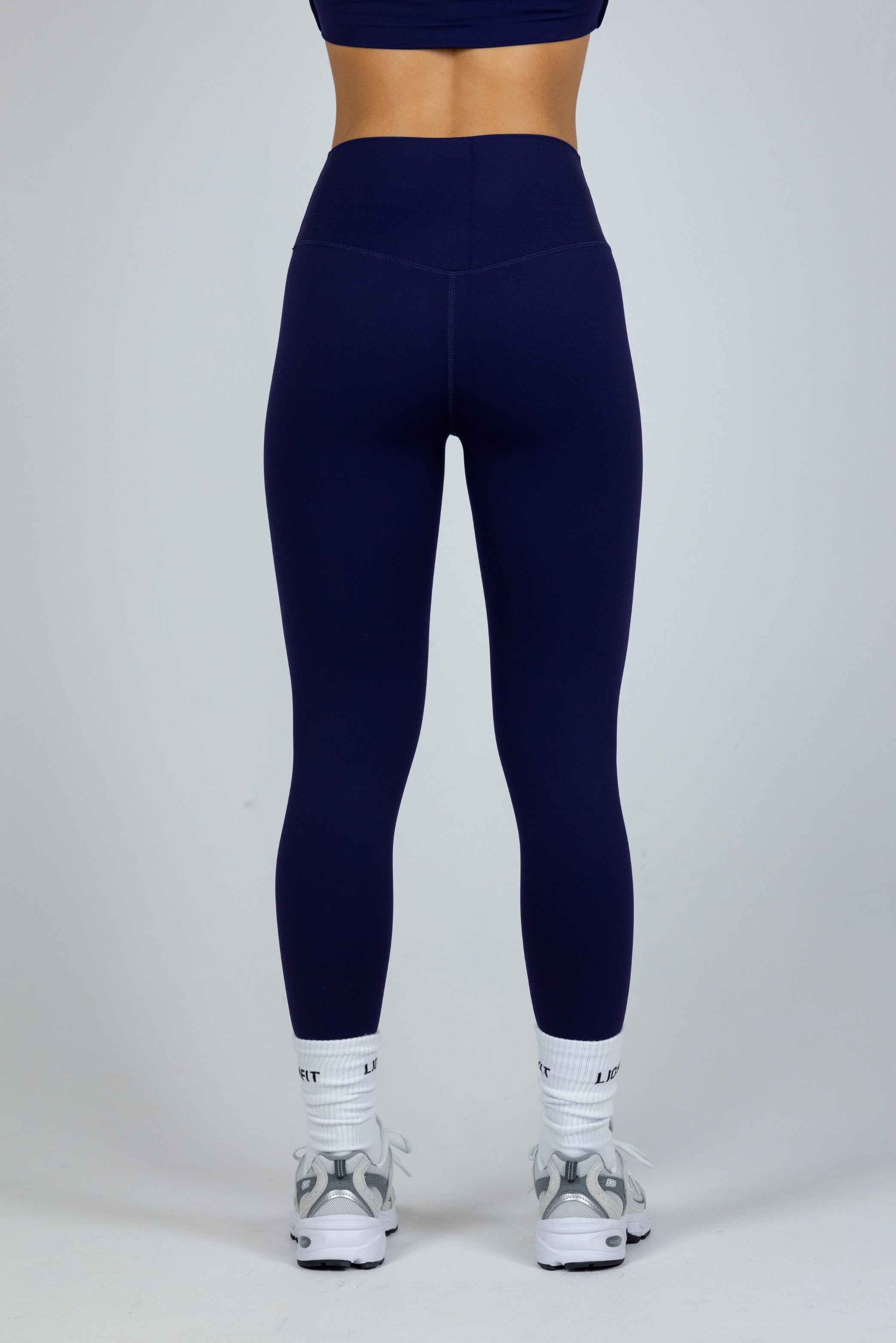 Essential Seamless Leggings Dark Blue van Lionfit - Naadloze dameslegging met hoge tailleband voor optimale ondersteuning en een flatterende pasvorm, perfect voor intensieve workouts en casual dagen. Gemaakt van ademend en stretchy materiaal voor ultiem comfort en bewegingsvrijheid.