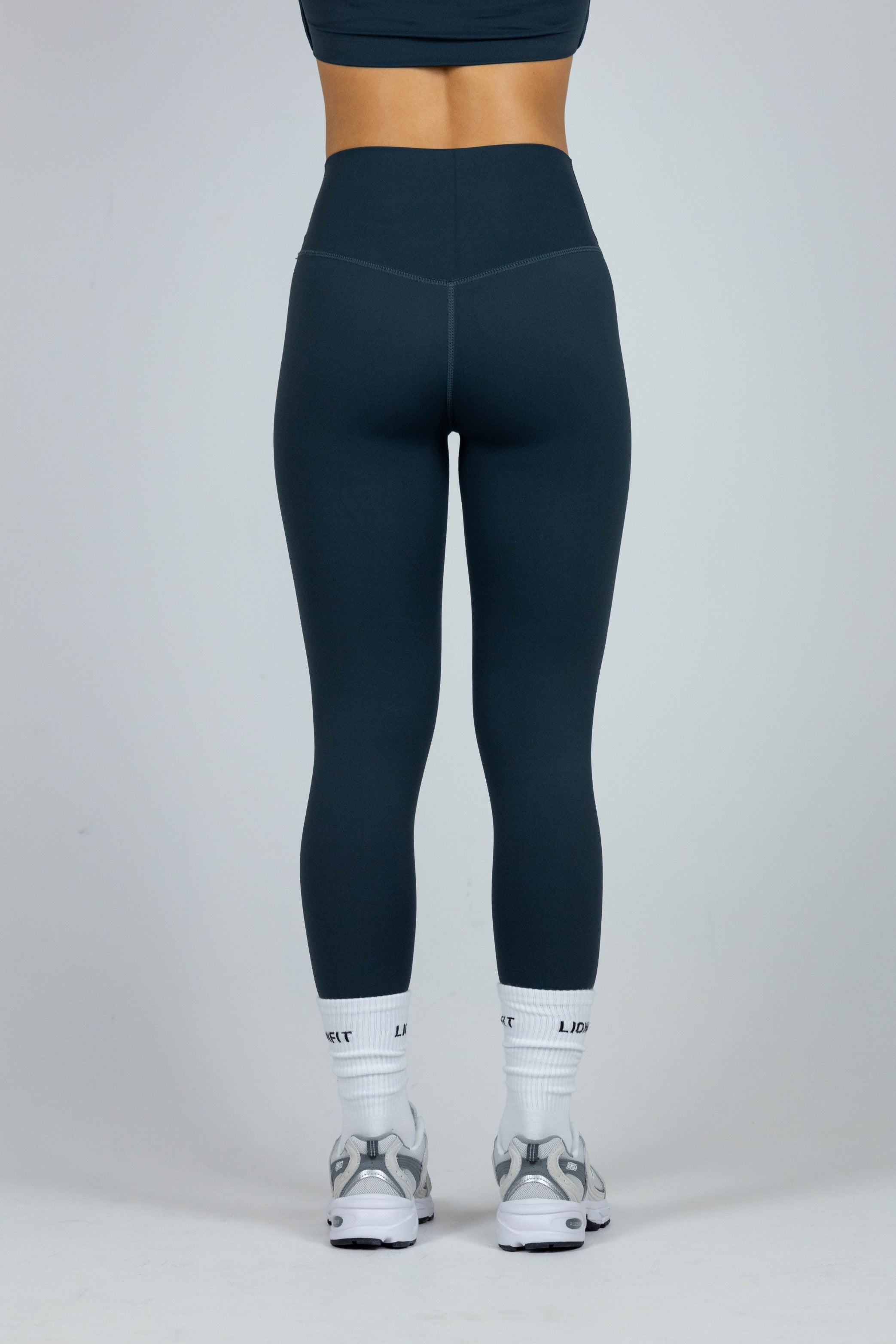 Lionfit Essential Seamless Leggings Dark Green - Hoge taille, naadloos ontwerp voor ultiem comfort en ondersteuning tijdens workouts en casual dagen.