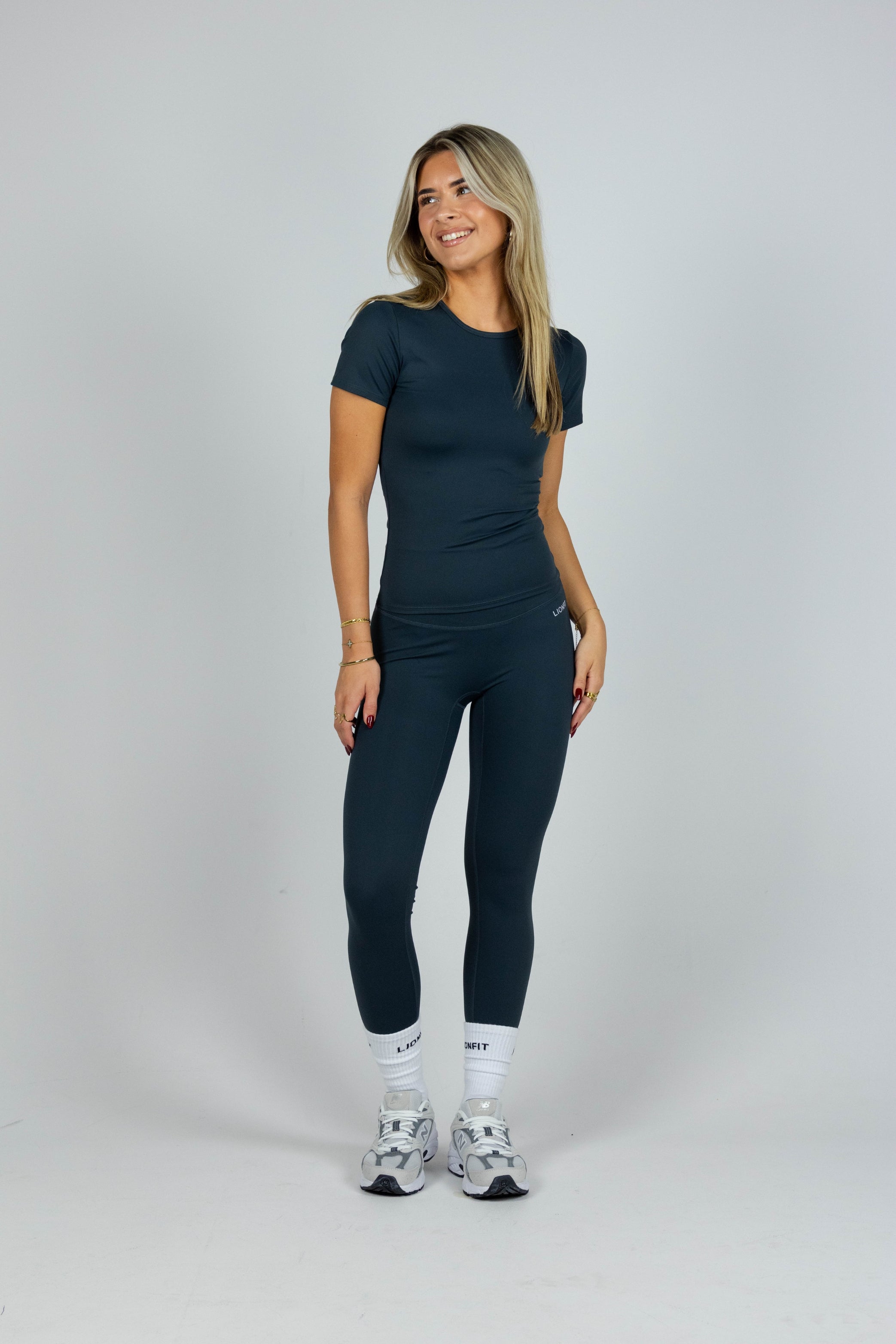 Lionfit Essential Seamless Leggings Dark Green - Hoge taille, naadloos ontwerp voor ultiem comfort en ondersteuning tijdens workouts en casual dagen.