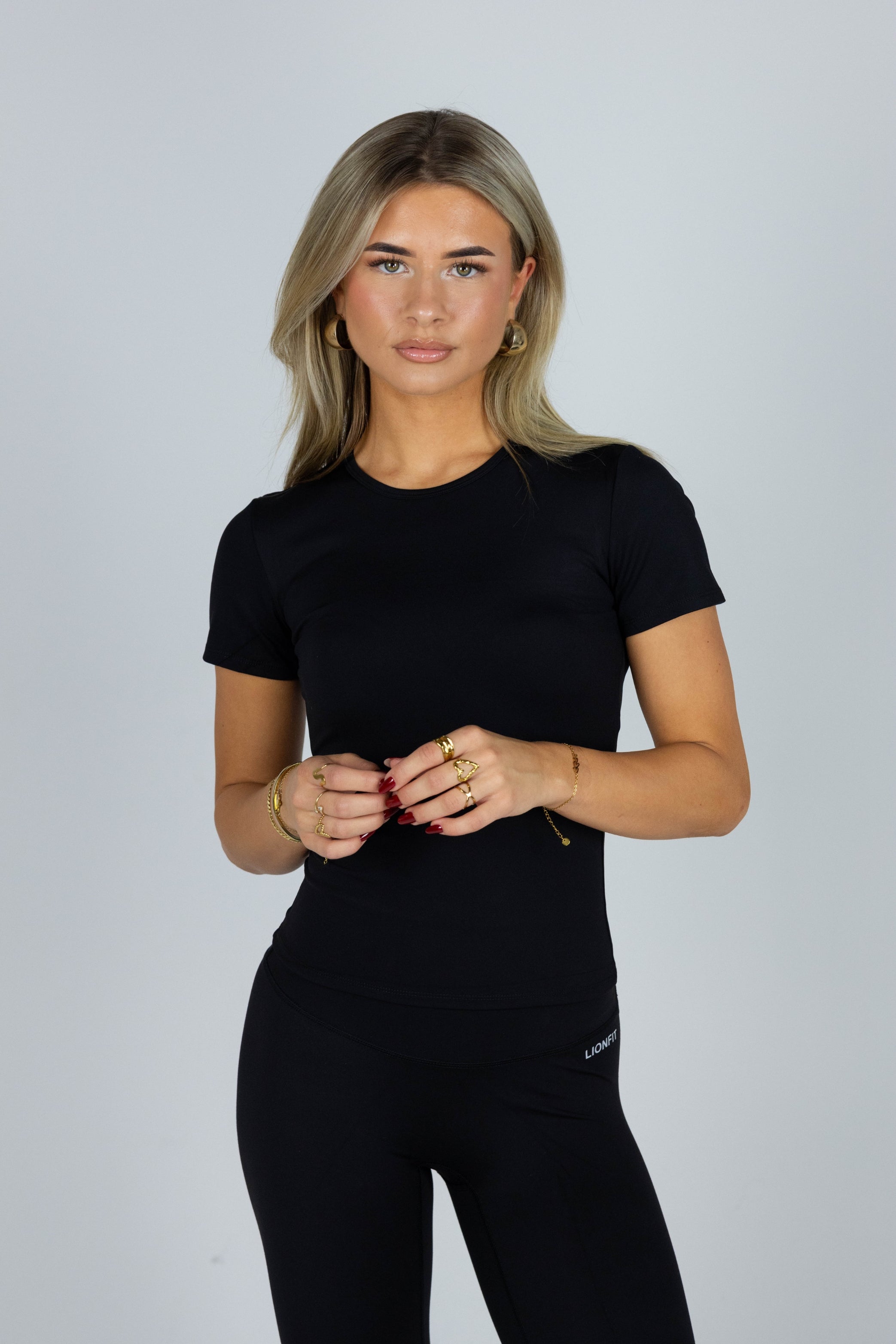 Lionfit Essential Seamless zwarte T-shirt met korte mouwen voor dames, sportkleding gedragen door model