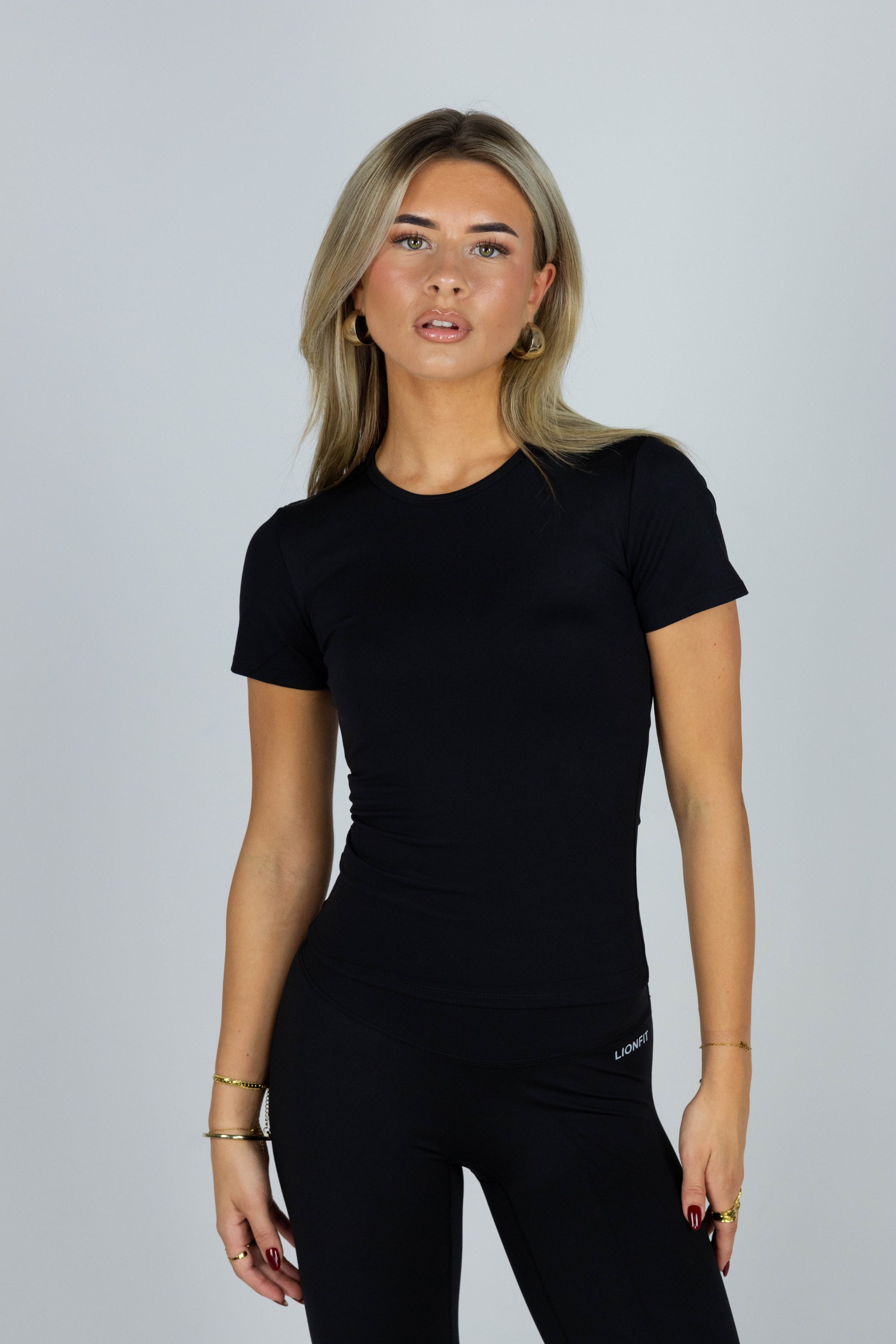 Lionfit Essential Seamless zwarte T-shirt met korte mouwen voor dames, sportkleding gedragen door model