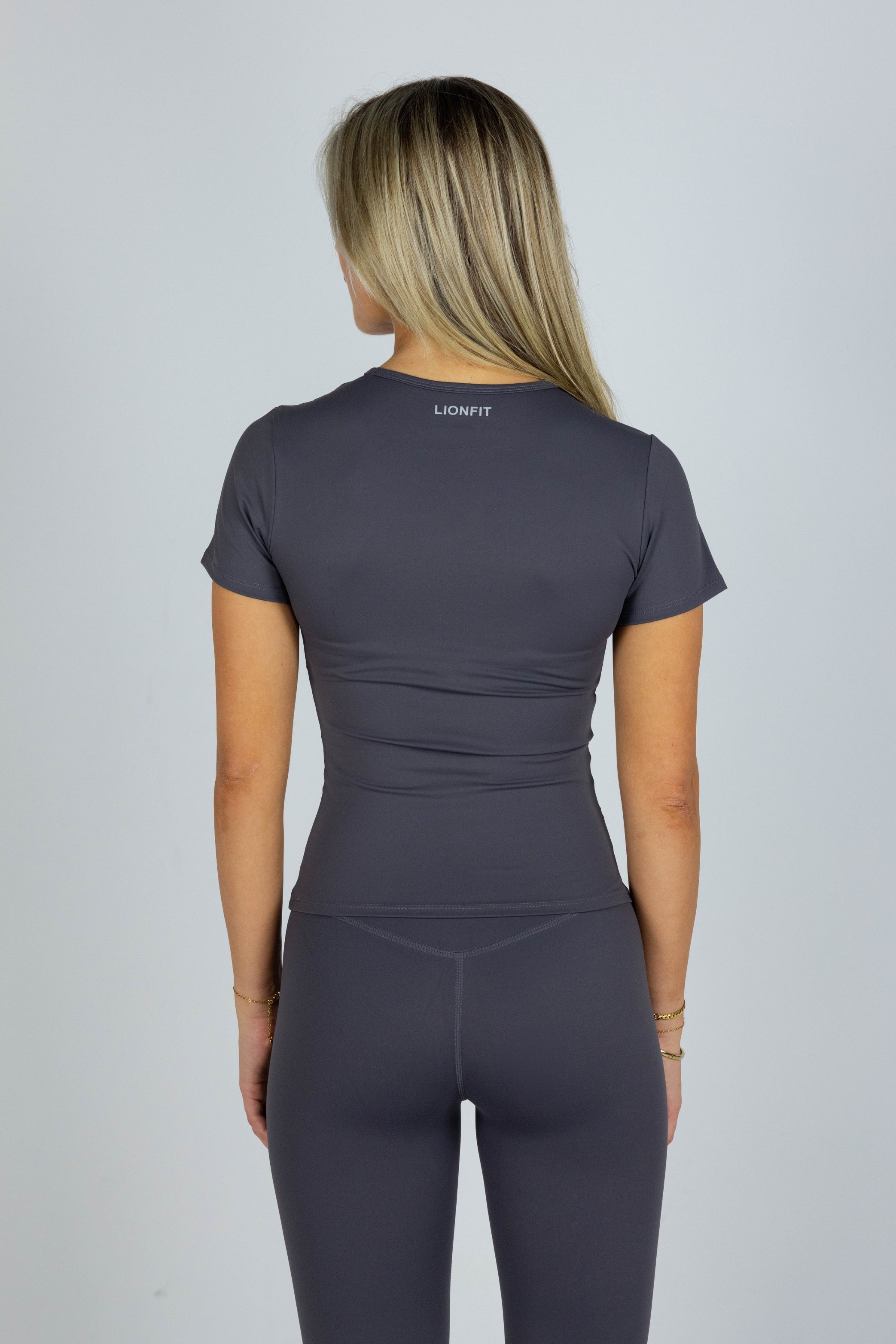 Lionfit Essential Seamless Shortsleeve Top Dark Grey - Naadloze dames sporttop voor intensieve workouts en casual looks, comfortabel en ademend materiaal, gedragen door model