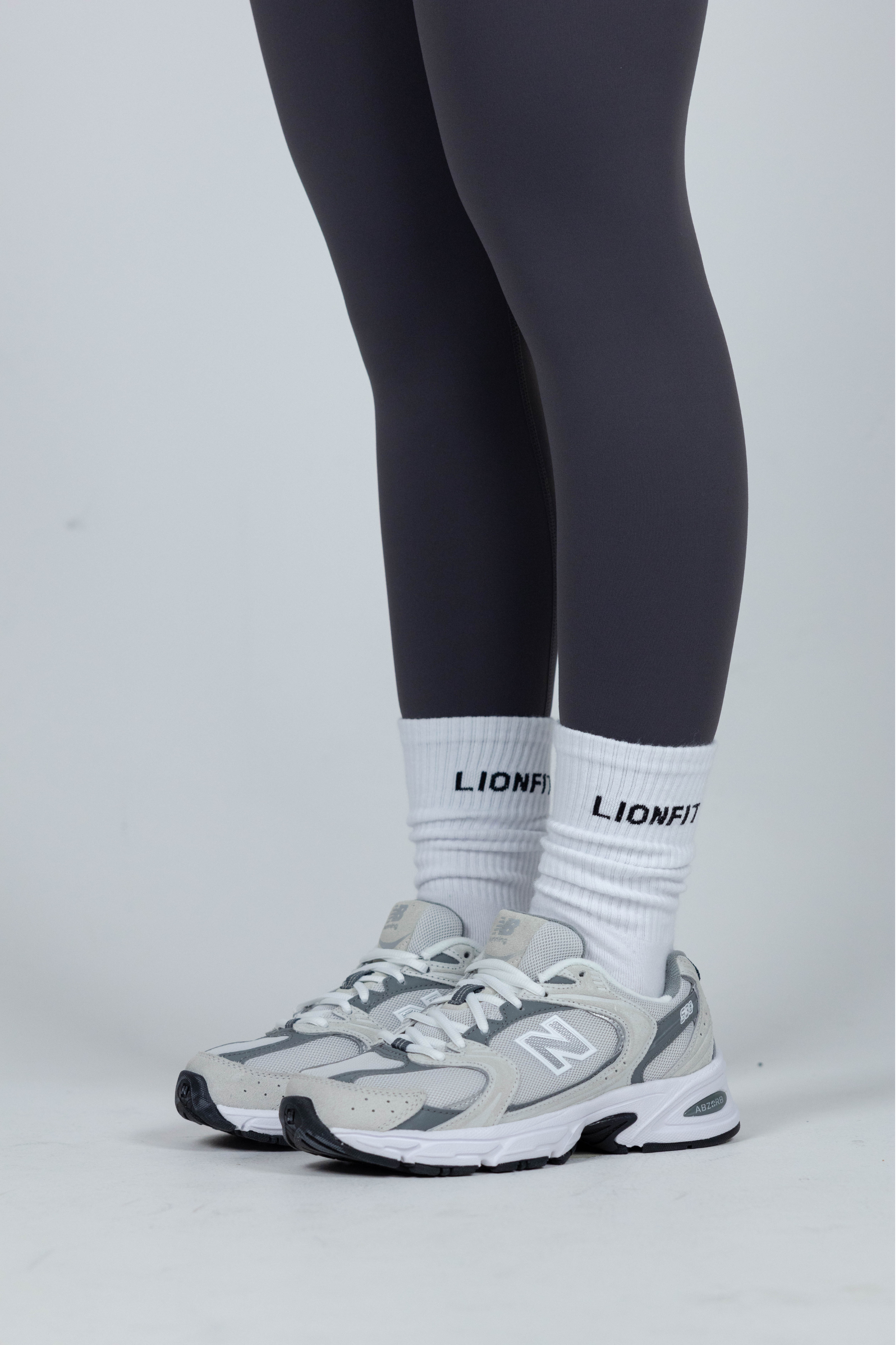 Lionfit Essential Socks White - Hoge witte sportsokken met logo, comfortabele pasvorm, ideaal voor sporten en dagelijks gebruik, gedragen met sneakers