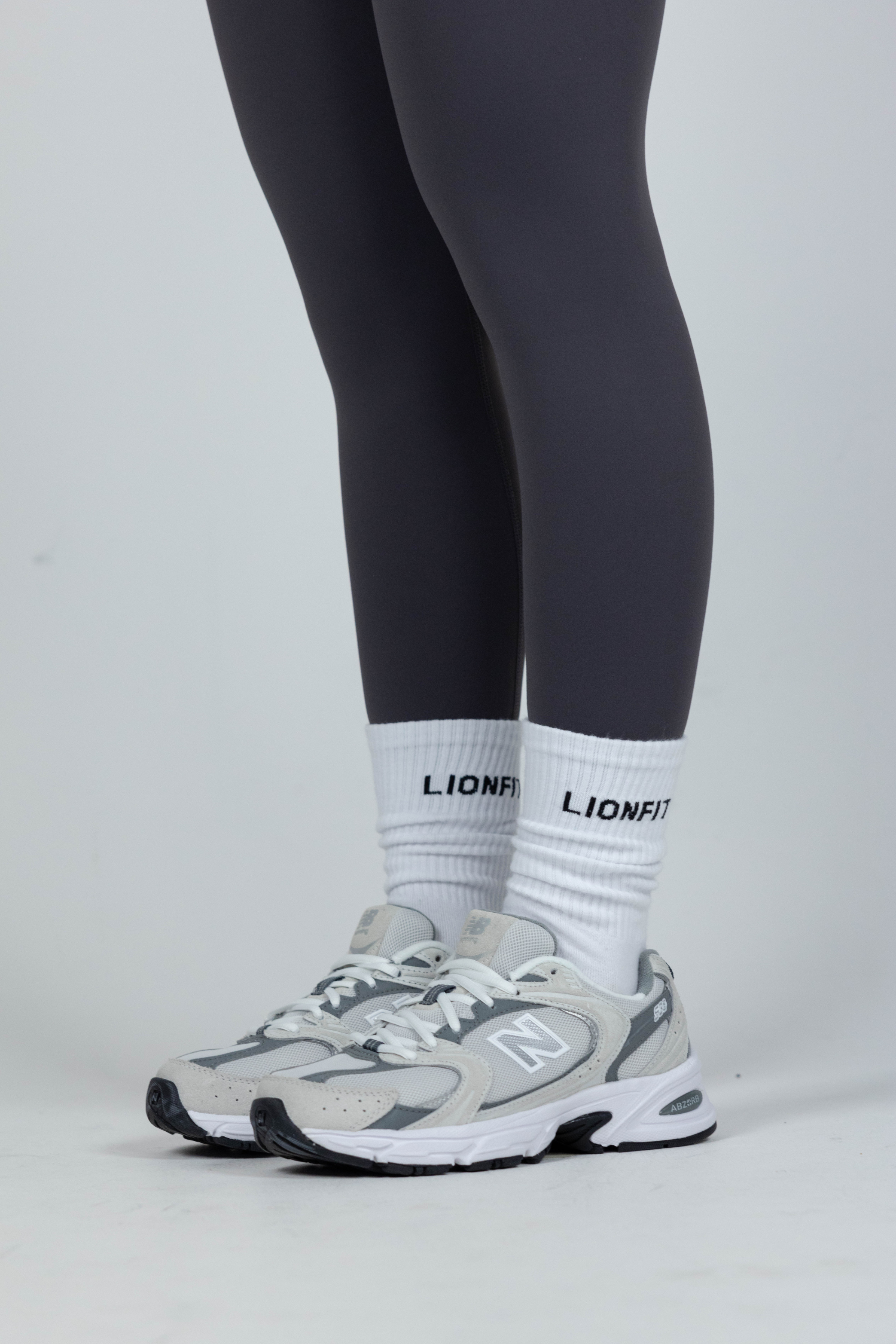 Lionfit Essential Socks White - Hoge witte sportsokken met logo, comfortabele pasvorm, ideaal voor sporten en dagelijks gebruik, gedragen met sneakers